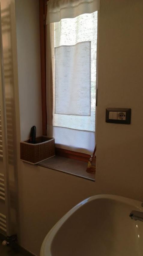 finestra bagno lavandino genzianella