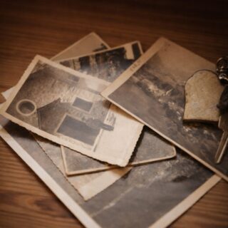 𝐏𝐫𝐢𝐦𝐚 𝐝𝐢 𝐚𝐧𝐝𝐚𝐫𝐞 𝐚𝐯𝐚𝐧𝐭𝐢, 𝐜𝐢 𝐬𝐢𝐚𝐦𝐨 𝐟𝐞𝐫𝐦𝐚𝐭𝐢.Abbiamo rimesso le mani nelle fotografie di famiglia.Nei gesti che hanno costruito questa casa.Nel tempo lento che ci ha insegnato a fare le cose bene, senza rumore.Maison du Tatà è nata così:da una storia che non aveva bisogno di essere raccontata forte,ma con cura.Negli anni abbiamo mostrato luoghi, spazi, stagioni.Ora sentiamo il bisogno di fare un passo più profondo.Non cambiamo casa.Cambiamo modo di raccontarla.Perché non basta dire dove siamo.È più importante dire perché esistiamo.Il futuro, per noi, parte sempre dalle radici.𝑬 𝒕𝒖, 𝒒𝒖𝒂𝒏𝒅𝒐 𝒗𝒊𝒂𝒈𝒈𝒊, 𝒄𝒐𝒔𝒂 𝒄𝒆𝒓𝒄𝒉𝒊 𝒅𝒂𝒗𝒗𝒆𝒓𝒐?𝑹𝒂𝒄𝒄𝒐𝒏𝒕𝒂𝒄𝒆𝒍𝒐 𝒒𝒖𝒊 𝒔𝒐𝒕𝒕𝒐 🤍