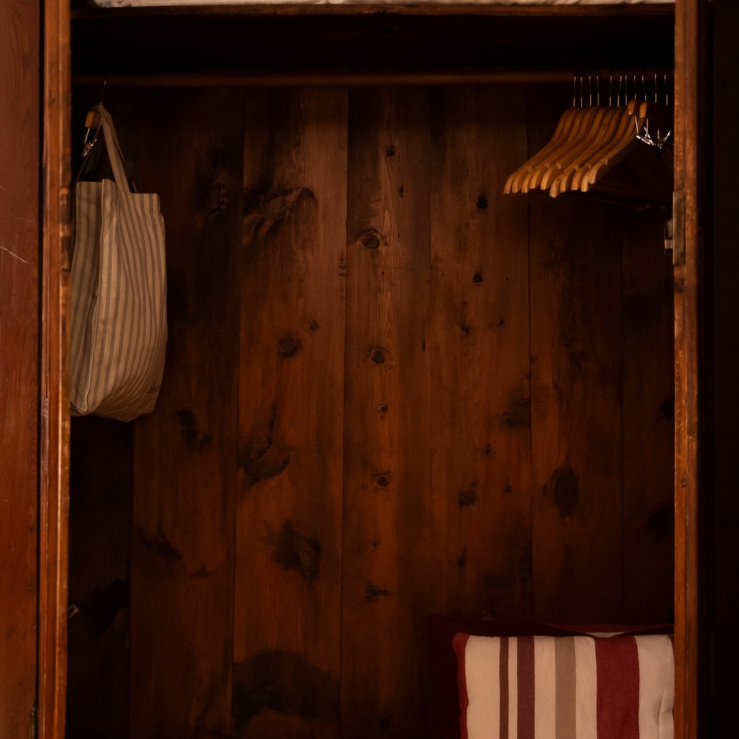 𝗡𝗼𝗻 𝘁𝗶 𝗺𝗼𝘀𝘁𝗿𝗲𝗿𝗲𝗺𝗼 𝗽𝗶𝘂̀ 𝘀𝗼𝗹𝗼 𝘀𝘁𝗮𝗻𝘇𝗲. 𝗧𝗶 𝗿𝗮𝗰𝗰𝗼𝗻𝘁𝗲𝗿𝗲𝗺𝗼 𝗽𝗲𝗿𝗰𝗵𝗲́ 𝗻𝗲 𝗵𝗮𝗶 𝗯𝗶𝘀𝗼𝗴𝗻𝗼.Quest'anno, a Maison du Tatà, non parliamo di "vacanza". Parliamo di 𝘀𝗰𝗲𝗹𝘁𝗮.Il mondo fuori è veloce, rumoroso e, spesso, superficiale. Noi abbiamo scelto di mostrarti l'esatto contrario: il valore che non si vede in una foto patinata, ma si sente sulla pelle.Come questo armadio in legno antico, che non è solo un contenitore, ma la 𝗰𝘂𝘀𝘁𝗼𝗱𝗶𝗮 della tua rigenerazione. Qui dentro trovi la biancheria selezionata per il tuo vero riposo, i tessuti naturali che abbiamo cercato, e il profumo di pulito che sa di casa. Questa è la nostra promessa per il 2026:𝘚𝘪𝘢𝘮𝘰 𝘪 𝘵𝘶𝘰𝘪 𝙖𝙥𝙥𝙖𝙧𝙩𝙖𝙢𝙚𝙣𝙩𝙞 𝙫𝙖𝙘𝙖𝙣𝙯𝙖 𝙖𝙪𝙩𝙚𝙣𝙩𝙞𝙘𝙞 𝙞𝙣 𝙑𝙖𝙡𝙡𝙚 𝙙’𝘼𝙤𝙨𝙩𝙖 𝘤𝘩𝘦 𝘩𝘢𝘯𝘯𝘰 𝘴𝘤𝘦𝘭𝘵𝘰 𝘭’𝘦𝘵𝘪𝘤𝘢, 𝘪𝘭 𝘭𝘦𝘨𝘯𝘰 𝘷𝘦𝘳𝘰 𝘦 𝘭𝘢 𝘭𝘦𝘯𝘵𝘦𝘻𝘻𝘢. 𝘕𝘰𝘯 𝘦̀ 𝘴𝘰𝘭𝘰 𝗹𝘂𝘀𝘀𝗼 𝗱𝗶𝘀𝗰𝗿𝗲𝘁𝗼, 𝘦̀ 𝘪𝘭 𝘯𝘰𝘴𝘵𝘳𝘰 𝘮𝘰𝘥𝘰 𝘥𝘪 𝘥𝘪𝘳𝘵𝘪: “𝙎𝙚𝙞 𝙖𝙩𝙩𝙚𝙨𝙤 𝙚 𝙦𝙪𝙞 𝙥𝙪𝙤𝙞 𝙙𝙖𝙫𝙫𝙚𝙧𝙤 𝙧𝙖𝙡𝙡𝙚𝙣𝙩𝙖𝙧𝙚.”Non cerchiamo ospiti, cerchiamo persone che, come noi, credono nell'importanza di un gesto fatto bene. Ti raccontiamo la nostra storia e la nostra cura perché il 𝘃𝗮𝗹𝗼𝗿𝗲 𝗮𝗴𝗴𝗶𝘂𝗻𝘁𝗼 sia chiaro fin dal primo sguardo.Se cerchi un rifugio, una base per lo smartworking o semplicemente la prova che esiste un modo per viaggiare con etica, seguici.Il nostro impegno è farti sentire a casa, ma in un luogo dove il tempo ha ancora il suo giusto ritmo.E tu, di cosa hai più bisogno quest'anno: velocità o radicamento? Raccontacelo nei commenti. 👇#MaisonDuTatà #LussoDiscreto #HospitalityManagement #SlowTravel #AostaValley