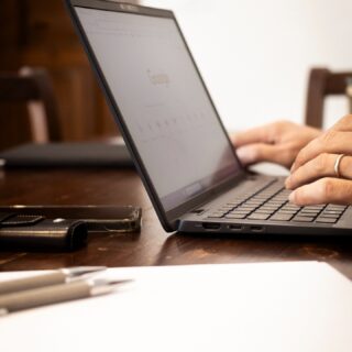 𝗜𝗹 𝘃𝗲𝗿𝗼 𝗹𝘂𝘀𝘀𝗼,𝗾𝘂𝗮𝗻𝗱𝗼 𝗹𝗮𝘃𝗼𝗿𝗶,𝗲̀ 𝗶𝗹 𝘀𝗶𝗹𝗲𝗻𝘇𝗶𝗼.Non sempre il problema è il lavoro.A volte è il rumore che lo circonda.A Maison du Tatà il silenzio non è assenza,è spazio per concentrarsi meglio.👉 𝗧𝘂 𝗱𝗼𝘃𝗲 𝗿𝗶𝗲𝘀𝗰𝗶 𝗱𝗮𝘃𝘃𝗲𝗿𝗼 𝗮 𝗹𝗮𝘃𝗼𝗿𝗮𝗿𝗲 𝗶𝗻 𝗽𝗮𝗰𝗲? #MaisonDuTatà #ComfortRitrovato #CuraDelDettaglio #LussoDiscreto #AnimaDiCasa#SilenzioBuono #VivereLento #RitmoGiusto #CasaCheAccoglie#TempoPerSé #LavorareInSilenzio #WorkWithCalm #SpazioPerConcentrarsi#ValleDAosta #AostaValley #AnteySaintAndre