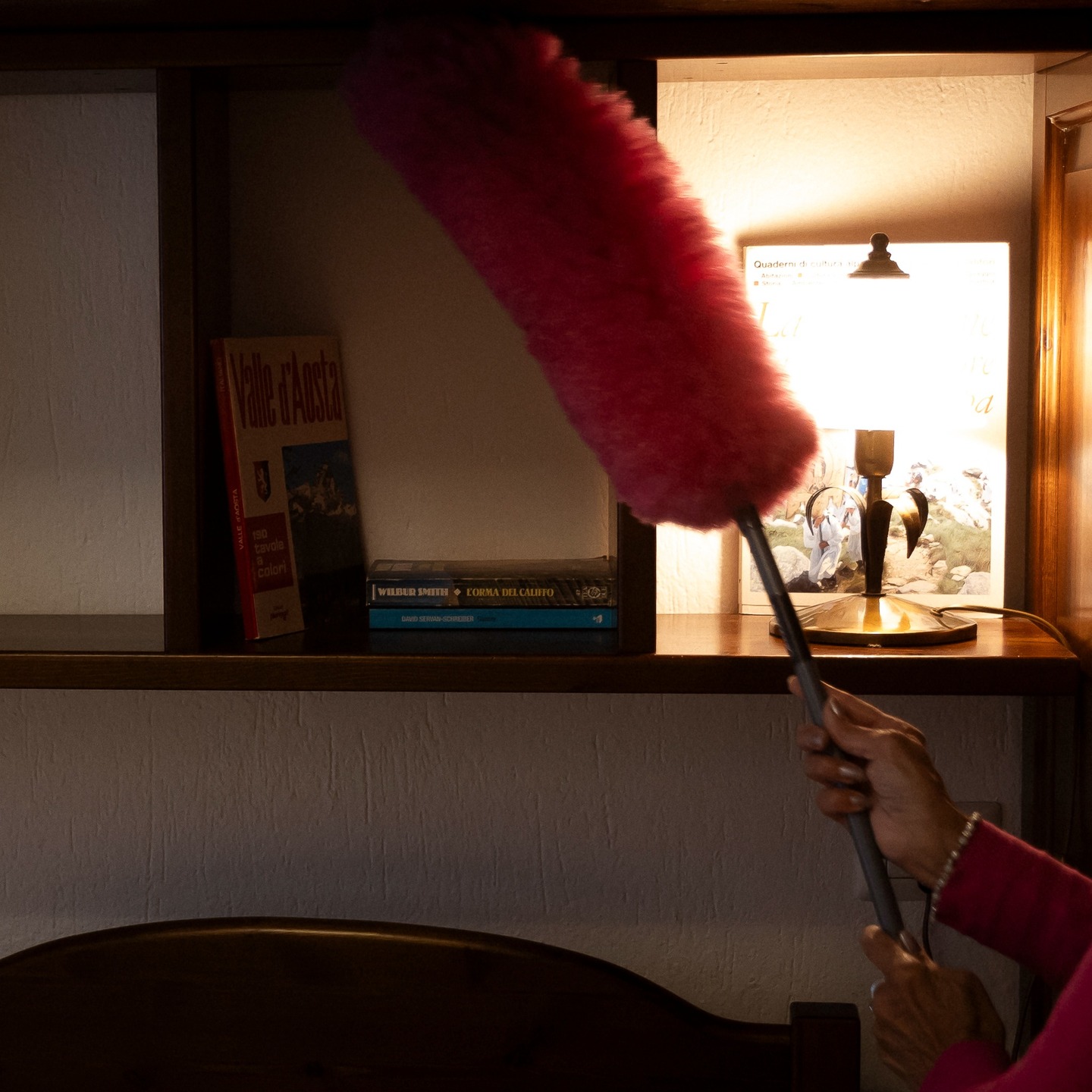 𝗟𝗮 𝗽𝘂𝗹𝗶𝘇𝗶𝗮, 𝗽𝗲𝗿 𝗻𝗼𝗶, 𝗻𝗼𝗻 𝗲̀ 𝗺𝗮𝗶 𝘀𝘁𝗮𝘁𝗮 𝘀𝗼𝗹𝗼 𝗶𝗴𝗶𝗲𝗻𝗲.𝗘̀ 𝘂𝗻 𝗴𝗲𝘀𝘁𝗼 𝗰𝗵𝗲 𝗽𝗮𝗿𝗹𝗮 𝗱𝗶 𝗿𝗶𝘀𝗽𝗲𝘁𝘁𝗼.Nonna Rosetta lo diceva senza dirlo:ogni superficie curata è un modo per accogliere.Mamma Rosanna ce lo ha insegnato con l’esempio,ogni giorno, senza fretta.Così abbiamo imparato che prendersi cura di una casasignifica prendersi cura delle persone che la vivranno.Anche quando non ci sono ancora.Soprattutto allora.Qui, nulla è fatto per dovere.Ogni gesto è un atto silenzioso di attenzione,un modo semplice per dirti:sei atteso.La vera pulizia non si vede.Si sente.𝗖’𝗲̀ 𝘂𝗻 𝗴𝗲𝘀𝘁𝗼 𝗱𝗶 𝗰𝘂𝗿𝗮 𝗰𝗵𝗲 𝘁𝗶 𝗳𝗮 𝘀𝗲𝗻𝘁𝗶𝗿𝗲 𝘀𝘂𝗯𝗶𝘁𝗼 𝗮 𝗰𝗮𝘀𝗮?Raccontacelo nei commenti 🤍#MaisonDuTatà #OspitalitàAutentica #AccoglienzaVera#GestiDiCura #CuraSilenziosa #RispettoDellePersone #CasaCheSaAccogliere #DettagliCheContano#CasaDiFamiglia #RadiciProfonde #StorieDiCasa #TradizioneCheVive #MemoriaViva#ValleDAosta #AostaValley #OspitalitàDiMontagna #SlowLiving #ScelteConsapevoli