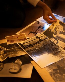 𝗤𝘂𝗲𝘀𝘁𝗲 𝗻𝗼𝗻 𝘀𝗼𝗻𝗼 𝘃𝗲𝗰𝗰𝗵𝗶𝗲 𝗳𝗼𝘁𝗼.𝗦𝗼𝗻𝗼 𝗿𝗮𝗱𝗶𝗰𝗶.Qui non siamo mai stati solo affittacamere.Siamo una famiglia.E prima ancora, una storia che continua.Ogni immagine racconta chi eravamo,chi siamo diventatie perché questo luogo è fatto di legami,non solo di muri.𝐿𝑎 𝑠𝑡𝑜𝑟𝑖𝑎 𝑑𝑒𝑖 𝑁𝑎𝑣𝑖𝑙𝑙𝑜𝑑𝑣𝑖𝑣𝑒 𝑎𝑛𝑐𝑜𝑟𝑎 𝑞𝑢𝑖.#maisondutatà #tatàexperience #storianavillod #radicidifamiglia #memoriaviva #casacheaccoglie #ospitalitàdifamiglia #luoghiconstoria #tradizionivissute #sentirsicasa #valledaosta