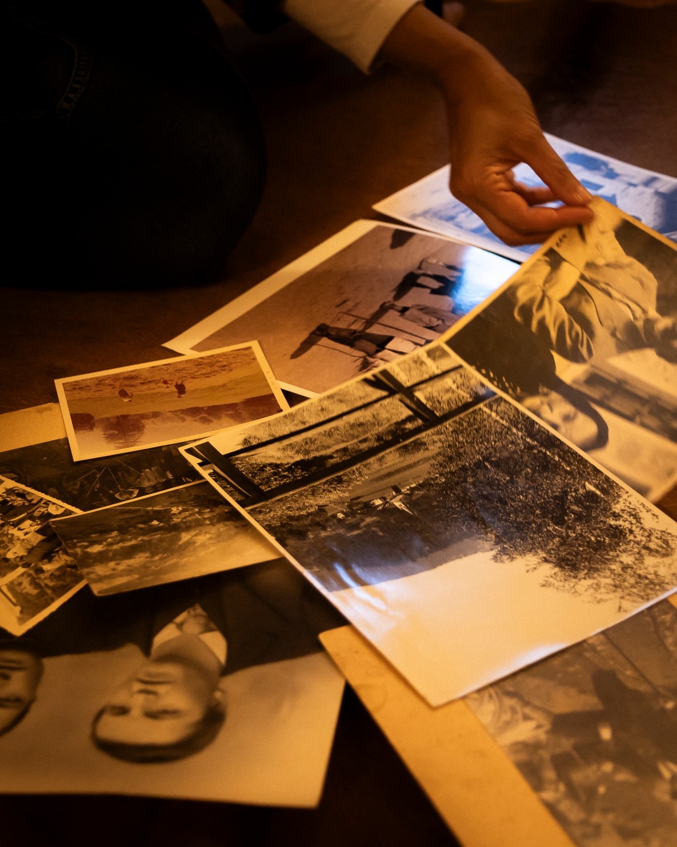 𝗤𝘂𝗲𝘀𝘁𝗲 𝗻𝗼𝗻 𝘀𝗼𝗻𝗼 𝘃𝗲𝗰𝗰𝗵𝗶𝗲 𝗳𝗼𝘁𝗼.𝗦𝗼𝗻𝗼 𝗿𝗮𝗱𝗶𝗰𝗶.Qui non siamo mai stati solo affittacamere.Siamo una famiglia.E prima ancora, una storia che continua.Ogni immagine racconta chi eravamo,chi siamo diventatie perch&eacute; questo luogo &egrave; fatto di legami,non solo di muri.𝐿𝑎 𝑠𝑡𝑜𝑟𝑖𝑎 𝑑𝑒𝑖 𝑁𝑎𝑣𝑖𝑙𝑙𝑜𝑑𝑣𝑖𝑣𝑒 𝑎𝑛𝑐𝑜𝑟𝑎 𝑞𝑢𝑖.#maisondutat&agrave; #tat&agrave;experience #storianavillod #radicidifamiglia #memoriaviva #casacheaccoglie #ospitalit&agrave;difamiglia #luoghiconstoria #tradizionivissute #sentirsicasa #valledaosta