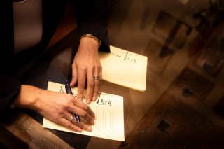 𝐍𝐨𝐧 𝐦𝐞 𝐧𝐞 𝐬𝐨𝐧𝐨 𝐚𝐜𝐜𝐨𝐫𝐭𝐚 𝐬𝐮𝐛𝐢𝐭𝐨.Ma il momento più importante quinon è quando qualcuno arriva.È quello prima.All’inizio, quando una prenotazione entrava, pensavo che l’accoglienza cominciasse con un sorriso alla porta, con un consiglio, con una proposta.Poi ho capito che comincia molto prima.Comincia quando prepariamo un appartamento e mi fermo un istante in silenzio.Quando sistemiamo un cuscino e lo lascio leggermente imperfetto.Quando apriamo una finestra perché entri aria nuova.Quando scrivo un nome su un biglietto, sapendo che tra poco qualcuno lo leggerà.Ogni casa ha un momento che non si vede.Quello prima che qualcuno arrivi.È un tempo sospeso.Un gesto che prepara senza mettersi in mostra.Qui l’accoglienza comincia prima dell’ingresso.E resta, anche dopo.𝑸𝒖𝒂𝒏𝒅𝒐 𝒆𝒏𝒕𝒓𝒊 𝒊𝒏 𝒖𝒏 𝒍𝒖𝒐𝒈𝒐,𝒒𝒖𝒂𝒍 𝒆̀ 𝒊𝒍 𝒅𝒆𝒕𝒕𝒂𝒈𝒍𝒊𝒐 𝒄𝒉𝒆 𝒕𝒊 𝒇𝒂 𝒔𝒆𝒏𝒕𝒊𝒓𝒆 𝒅𝒂𝒗𝒗𝒆𝒓𝒐 𝒏𝒆𝒍 𝒑𝒐𝒔𝒕𝒐 𝒈𝒊𝒖𝒔𝒕𝒐?𝑺𝒄𝒓𝒊𝒗𝒊𝒎𝒊 𝒊𝒏 𝑫𝑴.#MaisonDuTatà #AccoglienzaAutentica #LussoDiscreto #CasaCheAccoglie #TempoLento #ValleDAosta #SpaziCheRaccontano