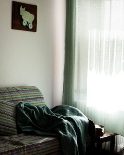 𝐇𝐨 𝐟𝐢𝐧𝐚𝐥𝐦𝐞𝐧𝐭𝐞 𝐜𝐚𝐩𝐢𝐭𝐨 𝐜𝐨𝐬𝐚 𝐜𝐞𝐫𝐜𝐚𝐯𝐚𝐧𝐨 𝐝𝐚𝐯𝐯𝐞𝐫𝐨 𝐥𝐞 𝐩𝐞𝐫𝐬𝐨𝐧𝐞 𝐜𝐡𝐞 𝐩𝐫𝐞𝐧𝐨𝐭𝐚𝐯𝐚𝐧𝐨 𝐪𝐮𝐢 𝐬𝐨𝐥𝐨 𝐪𝐮𝐚𝐧𝐝𝐨 𝐚𝐛𝐛𝐢𝐚𝐦𝐨 𝐬𝐦𝐞𝐬𝐬𝐨 𝐝𝐢 𝐜𝐡𝐢𝐞𝐝𝐞𝐫𝐥𝐨.All'inizio, quando qualcuno arrivava, avevo sempre delle proposte: 𝐶'𝑒̀ 𝑢𝑛 𝑠𝑒𝑛𝑡𝑖𝑒𝑟𝑜 𝑏𝑒𝑙𝑙𝑖𝑠𝑠𝑖𝑚𝑜, 𝑣𝑖 𝑑𝑜 𝑙𝑎 𝑚𝑎𝑝𝑝𝑎?𝐷𝑜𝑚𝑎𝑛𝑖 𝑐'𝑒̀ 𝑚𝑒𝑟𝑐𝑎𝑡𝑜 𝑖𝑛 𝑝𝑎𝑒𝑠𝑒, 𝑣𝑜𝑙𝑒𝑡𝑒 𝑎𝑛𝑑𝑎𝑟𝑐𝑖?𝑃𝑜𝑠𝑠𝑜 𝑝𝑟𝑒𝑛𝑜𝑡𝑎𝑟𝑣𝑖 𝑢𝑛 𝑟𝑖𝑠𝑡𝑜𝑟𝑎𝑛𝑡𝑒 𝑝𝑒𝑟 𝑠𝑡𝑎𝑠𝑒𝑟𝑎?E vedevo che annuivano, sorridevano, ma c'era qualcosa di stanco in quegli occhi. Finché un'ospite mi ha detto: 𝑆𝑎𝑖, 𝑠𝑜𝑛𝑜 𝑣𝑒𝑛𝑢𝑡𝑎 𝑞𝑢𝑖 𝑝𝑟𝑜𝑝𝑟𝑖𝑜 𝑝𝑒𝑟 𝑛𝑜𝑛 𝑓𝑎𝑟𝑒 𝑛𝑖𝑒𝑛𝑡𝑒!In quel momento ho capito: le persone non vengono qui per aggiungere. Vengono per togliere. Togliere programmi. Togliere obblighi. Togliere quella voce interna che dice "stai sprecando tempo."Qui si viene per restare. Restare un po' di più a tavola dopo colazione. Restare in silenzio davanti alla finestra. Restare dentro un pensiero che non aveva fretta.C'è solo tempo che rallenta. E quando il tempo rallenta, anche noi torniamo al nostro passo naturale. Quello che avevamo dimenticato di avere.Da allora, quando qualcuno arriva, non chiedo più 𝑐𝑜𝑠𝑎 𝑣𝑜𝑙𝑒𝑡𝑒 𝑓𝑎𝑟𝑒?Chiedo: 𝐷𝑖 𝑐𝑜𝑠𝑎 𝑎𝑣𝑒𝑡𝑒 𝑏𝑖𝑠𝑜𝑔𝑛𝑜 𝑝𝑒𝑟 𝑟𝑖𝑝𝑜𝑠𝑎𝑟𝑒 𝑑𝑎𝑣𝑣𝑒𝑟𝑜?𝑬 𝒕𝒖? 𝑸𝒖𝒂𝒏𝒅𝒐 𝒆̀ 𝒔𝒕𝒂𝒕𝒂 𝒍'𝒖𝒍𝒕𝒊𝒎𝒂 𝒗𝒐𝒍𝒕𝒂 𝒄𝒉𝒆 𝒕𝒊 𝒔𝒆𝒊 𝒅𝒂𝒕𝒐 𝒊𝒍 𝒑𝒆𝒓𝒎𝒆𝒔𝒔𝒐 𝒅𝒊 𝒔𝒕𝒂𝒓𝒆?𝑺𝒂𝒍𝒗𝒂 𝒒𝒖𝒆𝒔𝒕𝒐 𝒑𝒐𝒔𝒕 𝒑𝒆𝒓 𝒒𝒖𝒂𝒏𝒅𝒐 𝒔𝒆𝒏𝒕𝒊 𝒄𝒉𝒆 𝒉𝒂𝒊 𝒃𝒊𝒔𝒐𝒈𝒏𝒐 𝒅𝒊 𝒓𝒂𝒍𝒍𝒆𝒏𝒕𝒂𝒓𝒆. 𝑬 𝒔𝒆 𝒒𝒖𝒆𝒍 𝒎𝒐𝒎𝒆𝒏𝒕𝒐 𝒆̀ 𝒂𝒅𝒆𝒔𝒔𝒐 𝒔𝒄𝒓𝒊𝒗𝒊𝒎𝒊/𝒍𝒊𝒏𝒌 𝒏𝒆𝒍𝒍𝒂 𝒃𝒊𝒐#MaisonDuTatà #AccoglienzaAutentica #TempoLento #LussoDiscreto #CasaCheAccoglie #ValleDAosta