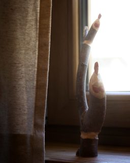 𝐂𝐫𝐞𝐝𝐞𝐯𝐨 𝐜𝐡𝐞 𝐚𝐜𝐜𝐨𝐠𝐥𝐢𝐞𝐫𝐞 𝐬𝐢𝐠𝐧𝐢𝐟𝐢𝐜𝐚𝐬𝐬𝐞 𝐩𝐫𝐨𝐩𝐨𝐫𝐫𝐞.Suggerire.Organizzare.Riempire le giornate di possibilità.Poi ho capito che stavo facendo la stessa cosa che tutti fanno fuori da qui:aggiungere.Un giorno una persona mi ha detto:“𝑁𝑜𝑛 𝑣𝑜𝑔𝑙𝑖𝑜 𝑓𝑎𝑟𝑒 𝑛𝑖𝑒𝑛𝑡𝑒. 𝑉𝑜𝑔𝑙𝑖𝑜 𝑠𝑜𝑙𝑜 𝑠𝑡𝑎𝑟𝑒.”È stato lì che ho cambiato sguardo.Maison du Tatà non è un posto dove succedono tante cose.È un posto dove puoi smettere di succedere per un momento.Non è per chi cerca programmi pieni.È per chi sente il bisogno di alleggerirli.Febbraio ci ha insegnato a restare.Marzo ci chiederà di scegliere.Scegliere che tipo di tempo vuoi vivere.E avere il coraggio di proteggerlo.𝑺𝒆 𝒔𝒆𝒏𝒕𝒊 𝒄𝒉𝒆 𝒒𝒖𝒆𝒔𝒕𝒐 𝒔𝒑𝒂𝒛𝒊𝒐 𝒕𝒊 𝒂𝒔𝒔𝒐𝒎𝒊𝒈𝒍𝒊𝒂,𝒇𝒐𝒓𝒔𝒆 𝒏𝒐𝒏 𝒆̀ 𝒖𝒏 𝒄𝒂𝒔𝒐.#MaisonDuTatà #TempoScelto #AccoglienzaAutentica #ValleDAosta #LussoDiscreto