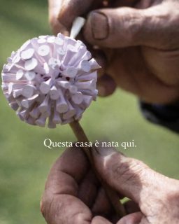 𝐏𝐞𝐫 𝐦𝐨𝐥𝐭𝐨 𝐭𝐞𝐦𝐩𝐨 𝐪𝐮𝐞𝐬𝐭𝐚 𝐞̀ 𝐬𝐭𝐚𝐭𝐚 𝐬𝐞𝐦𝐩𝐥𝐢𝐜𝐞𝐦𝐞𝐧𝐭𝐞 𝐮𝐧𝐚 𝐜𝐚𝐬𝐚 𝐝𝐢 𝐟𝐚𝐦𝐢𝐠𝐥𝐢𝐚.Una casa di montagna, come tante qui.Tarcisio è nato tra queste mura.È cresciuto guardando queste montagne.E quando è arrivato il momento, non ha pensato di costruire qualcosa di nuovo.Ha scelto di prendersi cura di quello che c’era già.Pezzo dopo pezzo.Con pazienza.Con rispetto.Maison du Tatà non è nata da un progetto su carta.È cresciuta dalle sue mani.E forse è proprio per questo che chi arriva qui sente qualcosa di diverso.Non è solo una casa che accoglie.È una casa che ha radici.#MaisonDuTatà #Famiglia #Radici #ValleDAosta #AccoglienzaAutentica #LussoDiscreto