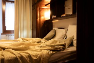 𝐒𝐞 𝐭𝐮 𝐩𝐨𝐭𝐞𝐬𝐬𝐢 𝐬𝐜𝐞𝐠𝐥𝐢𝐞𝐫𝐞, 𝐚𝐝𝐞𝐬𝐬𝐨...preferiresti un weekend pieno di cose da fareo due giorni senza nessuna agenda?Non è solo una domanda.È il modo in cui sceglidi attraversare la primavera.(quella fuorie quella dentro)𝑹𝒂𝒄𝒄𝒐𝒏𝒕𝒂𝒎𝒆𝒍𝒐 𝒏𝒆𝒊 𝒄𝒐𝒎𝒎𝒆𝒏𝒕𝒊.#MaisonDuTatà #DomandeCheRestano #WeekendLento #ViverePiano #TempoPerTe #RallentareQui #MontagnaCheAccoglie #ValleDAosta