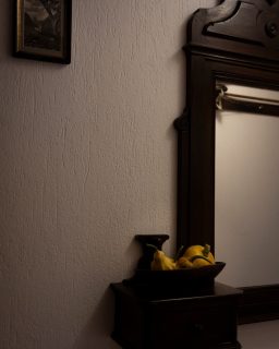 𝐍𝐨𝐧 𝐞̀ 𝐥𝐚 𝐏𝐚𝐬𝐪𝐮𝐚.È come scegli di viverla.C’è chi riempie le giornate.E chi le lascia finalmente respirare.Una tavola semplice.Un caffè che si raffredda piano.Una stanza in cui la luce si ferma più a lungo.Nessun programma.Nessuna fretta.Solo tempo che torna ad essere tuo.𝐴 𝑣𝑜𝑙𝑡𝑒 𝑛𝑜𝑛 𝑠𝑒𝑟𝑣𝑒 𝑝𝑎𝑟𝑡𝑖𝑟𝑒.𝑆𝑒𝑟𝑣𝑒 𝑐𝑎𝑚𝑏𝑖𝑎𝑟𝑒 𝑟𝑖𝑡𝑚𝑜.𝑬 𝒕𝒖, 𝒄𝒐𝒎𝒆 𝒗𝒖𝒐𝒊 𝒗𝒊𝒗𝒆𝒓𝒍𝒂 𝒒𝒖𝒆𝒔𝒕’𝒂𝒏𝒏𝒐?#maisondutata #slowlivingitaly #ritmolento #tempopertè #casacheaccoglie #ospitalitaautentica #vivereconcalma #pausavera #spaziperstare #valledaosta #aostavalley #montagnaitaliana #luoghidellanima #viaggiolento #sentirsibene