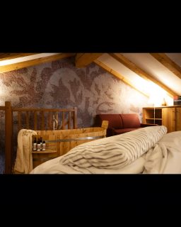 𝐋’𝐞𝐬𝐭𝐚𝐭𝐞 𝐪𝐮𝐢 𝐢𝐧𝐢𝐳𝐢𝐚 𝐦𝐨𝐥𝐭𝐨 𝐩𝐫𝐢𝐦𝐚.Non a luglio.Non ad agosto.Ma nel momento in cui qualcuno decidedi tornare.Chi arriva a Maison du Tatà in estatespesso ha prenotato tra febbraio e aprile.Non perché siamo sempre pieni.Ma perché chi passa di qui una volta,poi sente il bisogno di tornare.Con anticipo.Per luglio e agosto,alcune settimane stanno già prendendo forma.Se stai pensando all’estate,questo è il momento in cui le cosesi decidono davvero.📩 𝑺𝒆 𝒗𝒖𝒐𝒊, 𝒔𝒄𝒓𝒊𝒗𝒊𝒎𝒊 “𝒆𝒔𝒕𝒂𝒕𝒆”.𝑻𝒊 𝒓𝒂𝒄𝒄𝒐𝒏𝒕𝒐 𝒄𝒐𝒔𝒂 𝒔𝒊𝒈𝒏𝒊𝒇𝒊𝒄𝒂 𝒑𝒂𝒔𝒔𝒂𝒓𝒆 𝒒𝒖𝒂𝒍𝒄𝒉𝒆 𝒈𝒊𝒐𝒓𝒏𝒐 𝒒𝒖𝒊.𝑬 𝒄𝒂𝒑𝒊𝒂𝒎𝒐 𝒊𝒏𝒔𝒊𝒆𝒎𝒆 𝒔𝒆 𝒆̀ 𝒊𝒍 𝒑𝒐𝒔𝒕𝒐 𝒈𝒊𝒖𝒔𝒕𝒐 𝒑𝒆𝒓 𝒕𝒆.(𝑃𝑒𝑟 𝑐ℎ𝑖 𝑝𝑟𝑒𝑛𝑜𝑡𝑎 𝑒𝑛𝑡𝑟𝑜 𝑖𝑙 31 𝑚𝑎𝑟𝑧𝑜:𝑢𝑛 𝑝𝑖𝑐𝑐𝑜𝑙𝑜 𝑣𝑎𝑛𝑡𝑎𝑔𝑔𝑖𝑜 𝑝𝑒𝑟 𝑠𝑜𝑔𝑔𝑖𝑜𝑟𝑛𝑖 𝑑𝑖 𝑎𝑙𝑚𝑒𝑛𝑜 5 𝑛𝑜𝑡𝑡𝑖.)𝐆𝐢𝐮𝐠𝐧𝐨 𝐞 𝐬𝐞𝐭𝐭𝐞𝐦𝐛𝐫𝐞, 𝐢𝐧𝐯𝐞𝐜𝐞,𝐬𝐨𝐧𝐨 𝐦𝐞𝐬𝐢 𝐩𝐢𝐮̀ 𝐬𝐢𝐥𝐞𝐧𝐳𝐢𝐨𝐬𝐢.Con più spazio.E una bellezza diversa.(𝑻𝒆 𝒍𝒐 𝒅𝒊𝒄𝒐 𝒅𝒂 𝒄𝒉𝒊 𝒗𝒊𝒗𝒆 𝒒𝒖𝒊.)#MaisonDuTatà #EstateInMontagna #ValleDAosta #VacanzeLente #TempoPerTe #RallentareQui #MontagnaCheAccoglie #PrenotarePerTempo