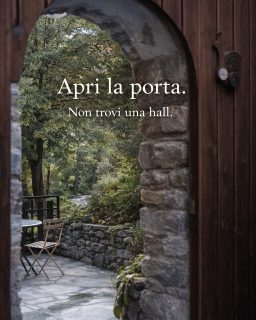 𝐀𝐩𝐫𝐢 𝐥𝐚 𝐩𝐨𝐫𝐭𝐚. Non trovi una hall. Non trovi gente. Trovi il giardino. Fai pochi passi e sei gi&agrave; sul Ru de Liex. Un sentiero che non devi cercare. Qui la giornata non si organizza. Inizia cos&igrave;. 𝑺𝒆 𝒆̀ 𝒒𝒖𝒆𝒔𝒕𝒐 𝒄𝒉𝒆 𝒄𝒆𝒓𝒄𝒉𝒊, 𝒔𝒄𝒓𝒊𝒗𝒊𝒎𝒊. #maisondutata #casadifamiglia #ospitalitaautentica #nonunhotel#spaziperstare #tempolento #ritmovero #vivereconcalma#valledaosta #aostavalley #anteysaintandr&eacute; #slowlivingitaly #luoghiveri #abitaretemporaneamente