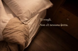 𝐍𝐨𝐧 𝐜’𝐞̀ 𝐮𝐧 𝐩𝐫𝐨𝐠𝐫𝐚𝐦𝐦𝐚.Non ci sono orari da seguire.La giornata prende forma da sola,a partire da cose semplici.E spesso è proprio questo che mancava.𝑻𝒊 𝒄𝒊 𝒗𝒆𝒅𝒊?#maisondutata #casadifamiglia #ospitalitaautentica#valledaosta #aostavalley #cervinia #ritmolento #slowlivingitaly #tempopertè #vivereconcalma#starebene #spaziveri