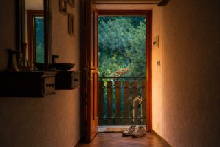 𝐋𝐚𝐬𝐜𝐢 𝐥𝐚 𝐩𝐨𝐫𝐭𝐚 𝐚𝐩𝐞𝐫𝐭𝐚.Esci un momento,poi rientri.Ti siedi, ti alzi, cambi idea.Qui non devi ottimizzare il tempo.Puoi anche sprecarlo.Ed &egrave; la cosa pi&ugrave; rara che c&rsquo;&egrave;.𝑺𝒆 𝒔𝒆𝒏𝒕𝒊 𝒊𝒍 𝒃𝒊𝒔𝒐𝒈𝒏𝒐 𝒅𝒊 𝒇𝒆𝒓𝒎𝒂𝒓𝒕𝒊,𝒔𝒄𝒓𝒊𝒗𝒊𝒎𝒊.#maisondutata #casadifamiglia #ospitalit&agrave;autentica #nonunhotel #abitareunluogo#portaaperta #entrareuscire #tempolibero #nessunprogramma #ritmilenti#spaziveri #sentirsiacasa #silenzioebuono #tempoprezioso #lasciareandare#valledaosta #montagnavera #vivereinmontagna