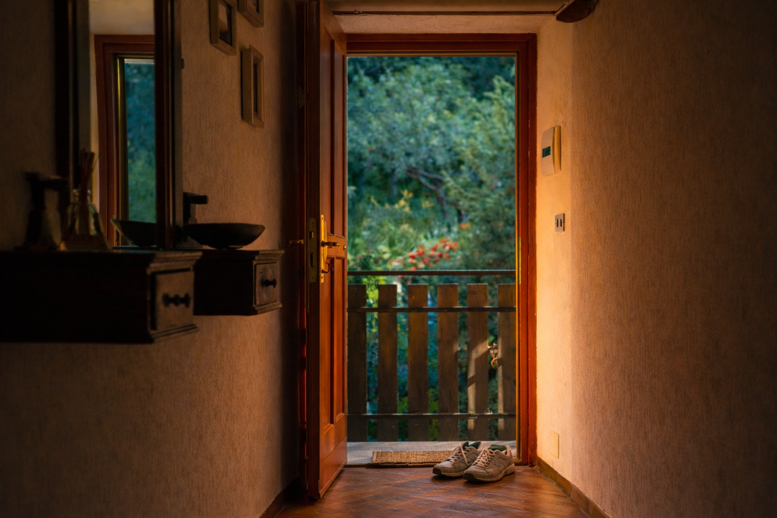 𝐋𝐚𝐬𝐜𝐢 𝐥𝐚 𝐩𝐨𝐫𝐭𝐚 𝐚𝐩𝐞𝐫𝐭𝐚.Esci un momento,poi rientri.Ti siedi, ti alzi, cambi idea.Qui non devi ottimizzare il tempo.Puoi anche sprecarlo.Ed è la cosa più rara che c’è.𝑺𝒆 𝒔𝒆𝒏𝒕𝒊 𝒊𝒍 𝒃𝒊𝒔𝒐𝒈𝒏𝒐 𝒅𝒊 𝒇𝒆𝒓𝒎𝒂𝒓𝒕𝒊,𝒔𝒄𝒓𝒊𝒗𝒊𝒎𝒊.#maisondutata #casadifamiglia #ospitalitàautentica #nonunhotel #abitareunluogo#portaaperta #entrareuscire #tempolibero #nessunprogramma #ritmilenti#spaziveri #sentirsiacasa #silenzioebuono #tempoprezioso #lasciareandare#valledaosta #montagnavera #vivereinmontagna