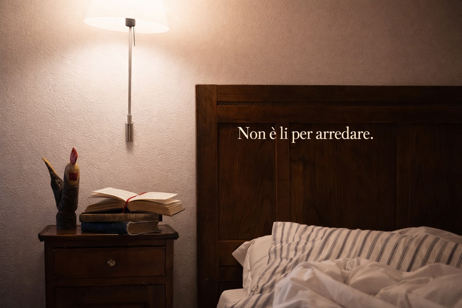 𝐂’𝐞̀ 𝐮𝐧 𝐥𝐢𝐛𝐫𝐨 𝐬𝐮𝐥 𝐜𝐨𝐦𝐨𝐝𝐢𝐧𝐨.Non è lì per arredare.È stato letto, lasciato, ritrovato.Alcuni li abbiamo portati noi,altri sono arrivati con gli anni.Qualcuno li ha dimenticati.Qualcuno li ha lasciati apposta.E qualcuno… li ha portati via.Va bene così.Qui le cose passano,ma non si perdono.𝑺𝒆 𝒂𝒏𝒄𝒉𝒆 𝒕𝒖 𝒉𝒂𝒊 𝒖𝒏 𝒍𝒊𝒃𝒓𝒐 𝒅𝒂 𝒍𝒂𝒔𝒄𝒊𝒂𝒓𝒆,𝒒𝒖𝒊 𝒕𝒓𝒐𝒗𝒆𝒓𝒂̀ 𝒊𝒍 𝒔𝒖𝒐 𝒑𝒐𝒔𝒕𝒐.#maisondutata #casadifamiglia #ospitalitàautentica #vivereunluogo #nonunhotel#luoghidavivere #libridiviaggio #libridicasa #storieinviaggio #librichepassano #letturecondivise#oggetticonunastoria #valledaosta #montagnavera #ritmilenti #tempoprezioso #fugainmontagna