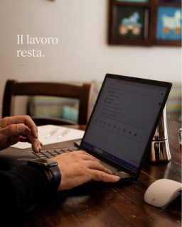 𝐍𝐨𝐧 𝐞̀ 𝐪𝐮𝐞𝐬𝐭𝐢𝐨𝐧𝐞 𝐝𝐢 𝐬𝐦𝐞𝐭𝐭𝐞𝐫𝐞 𝐝𝐢 𝐥𝐚𝐯𝐨𝐫𝐚𝐫𝐞.Apri il computer.Fai le stesse cose di sempre.Rispondi, scrivi, organizzi.Ma qualcosa è diverso.Qui le giornate hanno un ritmo più lento.E anche il lavoro cambia peso.#maisondutata #tempolento #ritmolento #viverequi#worklifebalance #lavoraredaovunque #smartworkingitalia#tempopervoi #viaggiolento #ritrovareiltempo#valledaosta #anteysaintandré