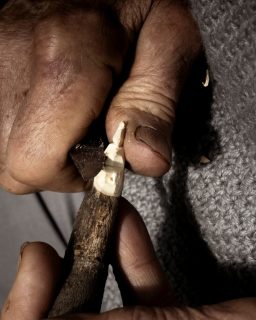 𝐍𝐨𝐧 𝐞̀ 𝐭𝐮𝐭𝐭𝐨 𝐚𝐫𝐫𝐞𝐝𝐚𝐦𝐞𝐧𝐭𝐨.“𝑄𝑢𝑖 𝑠𝑒𝑚𝑏𝑟𝑎 𝑡𝑢𝑡𝑡𝑜 𝑝𝑒𝑛𝑠𝑎𝑡𝑜.”Me l’ha detto Paolo, quando è arrivato giovedì scorso.Si era fermato davanti a una mensola.Guardava gli oggettiuno per uno.Poi si è girato verso di me:“𝑀𝑎 𝑛𝑜𝑛 𝑒̀ 𝑐𝑜𝑠𝑖̀, 𝑣𝑒𝑟𝑜?”Ho sorriso.No.Non lo è.Solo dopo mi ha detto che è architetto.Forse per questo se n’è accorto subito.Ci sono cose che non abbiamo scelto.Sono rimaste.E piano pianosono diventate parte della casa.#maisondutatà #storievere #abitareiltempo #casevissute#valledaosta #dettaglichecontano #storiedifamiglia