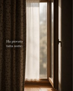 𝐒𝐭𝐚𝐧𝐨𝐭𝐭𝐞 𝐡𝐚 𝐩𝐢𝐨𝐯𝐮𝐭𝐨 .Di quelle piogge di montagna che fanno chiudere le finestre all&rsquo;improvvisoe poi lasciano l&rsquo;aria completamente diversa.Stamattina il giardino era ancora bagnato.Le sedie umide.Il bosco pieno di odore di terra e foglie.Qualcuno &egrave; uscito presto con il caff&egrave; in mano.Qualcun altro &egrave; rimasto dentro ancora un po&rsquo;.Sono momenti piccoli.Ma forse &egrave; proprio cos&igrave; che certi posti iniziano a restarti addosso.𝑨𝒏𝒄𝒉𝒆 𝒕𝒖 𝒉𝒂𝒊 𝒖𝒏 𝒐𝒅𝒐𝒓𝒆 𝒄𝒉𝒆 𝒕𝒊 𝒇𝒂 𝒔𝒆𝒏𝒕𝒊𝒓𝒆 𝒔𝒖𝒃𝒊𝒕𝒐 𝒅𝒂 𝒒𝒖𝒂𝒍𝒄𝒉𝒆 𝒑𝒂𝒓𝒕𝒆?#maisondutat&agrave; #tempolento #lussodiscreto #silenziochecura #profumoditerra#ritrovareiltempo #curadeidettagli #casalontanodacasa #valledaosta#anteysaintandr&eacute; #slowlivingitalia #momentisemplici