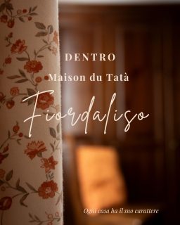 𝐃𝐄𝐍𝐓𝐑𝐎 𝐌𝐀𝐈𝐒𝐎𝐍 𝐃𝐔 𝐓𝐀𝐓𝐀̀𝐅𝐢𝐨𝐫𝐝𝐚𝐥𝐢𝐬𝐨Ci sono case che chiedono di essere guardate.E poi ci sono case che ti chiedono soltanto di entrare.Fiordaliso è così.È l'appartamento di chi passa la giornata fuori.Di chi torna con gli scarponi ancora impolverati dopo un sentiero.Di chi rientra con gli sci in spalla, una doccia calda e la voglia di prepararsi qualcosa di semplice.Qui ogni cosa è vicina a ciò che serve davvero.Il deposito sci.La lavanderia.Una cucina pronta ad aspettarti.D'estate, il fresco naturale rende piacevole il rientro anche dopo una giornata di sole.Non è l'appartamento che conquista con un panorama.È quello che, quasi senza accorgertene, diventa il posto in cui hai piacere di tornare ogni sera.Perché ogni appartamento di Maison du Tatà ha un carattere.E Fiordaliso è quello di chi vive la montagna fino in fondo.𝑻𝒖 𝒄𝒉𝒆 𝒕𝒊𝒑𝒐 𝒅𝒊 𝒗𝒊𝒂𝒈𝒈𝒊𝒂𝒕𝒐𝒓𝒆 𝒔𝒆𝒊? 𝑸𝒖𝒆𝒍𝒍𝒐 𝒄𝒉𝒆 𝒓𝒆𝒔𝒕𝒂 𝒂 𝒍𝒖𝒏𝒈𝒐 𝒊𝒏 𝒄𝒂𝒔𝒂 𝒐 𝒒𝒖𝒆𝒍𝒍𝒐 𝒄𝒉𝒆 𝒍𝒂 𝒖𝒔𝒂 𝒄𝒐𝒎𝒆 𝒑𝒖𝒏𝒕𝒐 𝒅𝒊 𝒑𝒂𝒓𝒕𝒆𝒏𝒛𝒂 𝒑𝒆𝒓 𝒐𝒈𝒏𝒊 𝒈𝒊𝒐𝒓𝒏𝒂𝒕𝒂?#maisondutatà #dentromaisondutatà #fiordaliso #slowliving #casadimontagna #valdosta #anteysaintandré #ospitalitàautentica #curadeidettagli #interiorstory #legnoantico #casevacanza #montagnaitaliana #viaggiareconlentezza #homeinspiration #turismolento #ospitalità #appartamentivacanza #montagna #madeinitaly