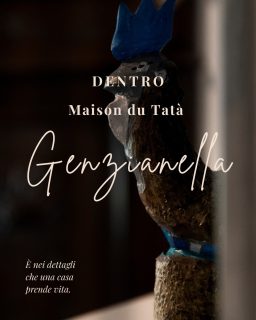 𝐂𝐢 𝐬𝐨𝐧𝐨 𝐜𝐚𝐬𝐞 𝐜𝐡𝐞 𝐬𝐢 𝐟𝐚𝐧𝐧𝐨 𝐜𝐨𝐧𝐨𝐬𝐜𝐞𝐫𝐞 𝐬𝐮𝐛𝐢𝐭𝐨.E poi ci sono quelle che chiedono un po' di tempo.𝐼𝑙 𝑏𝑖𝑙𝑜𝑐𝑎𝑙𝑒 𝐺𝑒𝑛𝑧𝑖𝑎𝑛𝑒𝑙𝑙𝑎 𝑒̀ 𝑐𝑜𝑠𝑖̀.Non prova a stupire con ciò che mostra, ma con quello che lascia scoprire poco alla volta.In famiglia si racconta che queste stanze abbiano accolto le sarte di Casa Savoia, che sceglievano Antey-Saint-André come luogo di villeggiatura. Ci piace immaginarle mentre condividono il profumo del caffè al mattino, sfogliano un libro nelle ore più tranquille della giornata, ricamano sedute vicino alla finestra o passeggiano lungo il Ru de Liex, quando a fare compagnia c'era soprattutto il rumore dell'acqua.Forse è anche da quei gesti che questa casa ha imparato ad accogliere.Oggi quel caffè è ancora lì, pronto ad accompagnare una colazione senza fretta. Un gallo osserva silenzioso da una porta socchiusa. Un letto rimane disfatto qualche minuto in più, perché certe mattine meritano di essere vissute lentamente. I piccoli oggetti in legno, i libri che raccontano il territorio e ogni dettaglio parlano ancora di mani, di famiglia e di cura.Sono cose semplici.Ma sono proprio queste piccole attenzioni che fanno sentire una casa davvero vissuta.𝑃𝑒𝑟 𝑛𝑜𝑖 𝑖𝑙 𝑙𝑢𝑠𝑠𝑜 𝑒̀ 𝑞𝑢𝑒𝑠𝑡𝑜: 𝑐𝑢𝑠𝑡𝑜𝑑𝑖𝑟𝑒 𝑐𝑖𝑜̀ 𝑐ℎ𝑒 𝑖𝑙 𝑡𝑒𝑚𝑝𝑜 𝑐𝑖 ℎ𝑎 𝑎𝑓𝑓𝑖𝑑𝑎𝑡𝑜 𝑒 𝑐𝑜𝑛𝑡𝑖𝑛𝑢𝑎𝑟𝑒 𝑎𝑑 𝑎𝑐𝑐𝑜𝑔𝑙𝑖𝑒𝑟𝑒 𝑜𝑔𝑛𝑖 𝑜𝑠𝑝𝑖𝑡𝑒 𝑐𝑜𝑛 𝑙𝑎 𝑠𝑡𝑒𝑠𝑠𝑎 𝑐𝑢𝑟𝑎 𝑑𝑖 𝑢𝑛 𝑡𝑒𝑚𝑝𝑜, 𝑝𝑒𝑟𝑐ℎ𝑒́ 𝑎𝑙𝑐𝑢𝑛𝑒 𝑠𝑡𝑜𝑟𝑖𝑒 𝑛𝑜𝑛 𝑓𝑖𝑛𝑖𝑠𝑐𝑜𝑛𝑜. 𝐶𝑎𝑚𝑏𝑖𝑎𝑛𝑜 𝑠𝑒𝑚𝑝𝑙𝑖𝑐𝑒𝑚𝑒𝑛𝑡𝑒 𝑙𝑒 𝑝𝑒𝑟𝑠𝑜𝑛𝑒 𝑐ℎ𝑒 𝑙𝑒 𝑎𝑏𝑖𝑡𝑎𝑛𝑜.𝑸𝒖𝒂𝒍 𝒆̀ 𝒊𝒍 𝒅𝒆𝒕𝒕𝒂𝒈𝒍𝒊𝒐 𝒄𝒉𝒆, 𝒆𝒏𝒕𝒓𝒂𝒏𝒅𝒐 𝒊𝒏 𝒖𝒏𝒂 𝒄𝒂𝒔𝒂, 𝒕𝒊 𝒇𝒂 𝒑𝒆𝒏𝒔𝒂𝒓𝒆: 𝒒𝒖𝒊 𝒑𝒐𝒕𝒓𝒆𝒊 𝒔𝒆𝒏𝒕𝒊𝒓𝒎𝒊 𝒂 𝒄𝒂𝒔𝒂?#maisondutata #genzianella #valledaosta #anteysaintandré #casadimontagna #slowliving #ospitalitaautentica #casaconanima #storiedifamiglia #dettaglichecontano #curadeidettagli #vivereconlentezza #montagnaitaliana #vacanzeinmontagna #lussodiscreto