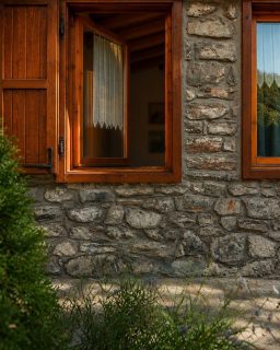 𝐄 𝐬𝐞 𝐨𝐠𝐠𝐢 𝐧𝐨𝐧 𝐝𝐨𝐯𝐞𝐬𝐬𝐢 𝐟𝐚𝐫𝐞 𝐧𝐢𝐞𝐧𝐭𝐞?Aprire la finestra.Sentire l’aria di settembre entrare in casa.Uscire senza una meta precisa, camminare un po’ nel bosco.Oppure restare.Stendere il tappetino.Leggere qualche pagina.Lasciare che sia il corpo a decidere quando fermarsi.E poi accorgersi che fuori la luce è cambiata e che la montagna, lentamente, sta entrando nella sera.Ci hanno abituati a pensare che anche il tempo libero debba essere riempito.Che una giornata sia più bella se abbiamo fatto, visto, raggiunto qualcosa.Ma forse il lusso è anche questo:𝐚𝐯𝐞𝐫𝐞 𝐭𝐞𝐦𝐩𝐨 𝐜𝐡𝐞 𝐧𝐨𝐧 𝐝𝐞𝐯𝐞 𝐬𝐞𝐫𝐯𝐢𝐫𝐞 𝐚 𝐧𝐢𝐞𝐧𝐭𝐞.A settembre, qui, la montagna comincia a rallentare.E forse è proprio per questo che si riesce a sentirla di più.A Maison du Tatà ci piace pensare che anche questo faccia parte dell’accoglienza: lasciare abbastanza spazio perché ognuno possa ritrovare il proprio ritmo.𝑻𝒖 𝒓𝒊𝒖𝒔𝒄𝒊𝒓𝒆𝒔𝒕𝒊 𝒂 𝒓𝒆𝒈𝒂𝒍𝒂𝒓𝒕𝒊 𝒖𝒏𝒂 𝒈𝒊𝒐𝒓𝒏𝒂𝒕𝒂 𝒔𝒆𝒏𝒛𝒂 𝒑𝒓𝒐𝒈𝒓𝒂𝒎𝒎𝒊?#MaisonDuTatà #ValleDAosta #AnteySaintAndré #AostaValley #SlowLiving #SlowTravel #VivereLaMontagna #MontagnaAutentica #SettembreInMontagna #AutunnoInMontagna #TempoPerSé #RitrovareIlProprioRitmo #TurismoLento #ViaggiareLenti #LussoDiscreto
