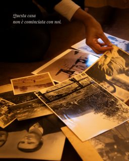 𝐍𝐨𝐢 𝐬𝐢𝐚𝐦𝐨 𝐚𝐫𝐫𝐢𝐯𝐚𝐭𝐢 𝐝𝐨𝐩𝐨.Dopo le mani, i volti, gli oggetti.Dopo il legno lavorato, le porte aperte, le fotografie conservate nei cassetti.Prima che diventasse Maison du Tatà, questa era già una casa piena di vita.Alcune cose sono cambiate.Altre sono rimaste.Non per diventare ricordi da mostrare,ma perché continuano ad appartenerci.Forse anche il nostro modo di accogliere viene da qui.Dall'essere cresciuti tra oggetti che custodiscono storie, gesti tramandati e quella cura silenziosa che, in una famiglia, spesso non ha bisogno di essere spiegata.Oggi quelle stesse porte si aprono a chi arriva da lontano.E ogni volta succede qualcosa di semplice e bellissimo:𝐚𝐥𝐥𝐚 𝐬𝐭𝐨𝐫𝐢𝐚 𝐜𝐡𝐞 𝐜'𝐞𝐫𝐚 𝐠𝐢𝐚̀, 𝐬𝐞 𝐧𝐞 𝐚𝐠𝐠𝐢𝐮𝐧𝐠𝐞 𝐮𝐧'𝐚𝐥𝐭𝐫𝐚.𝐋𝐚 𝐯𝐨𝐬𝐭𝐫𝐚.𝑪'𝒆̀ 𝒖𝒏 𝒐𝒈𝒈𝒆𝒕𝒕𝒐 𝒅𝒊 𝒇𝒂𝒎𝒊𝒈𝒍𝒊𝒂 𝒄𝒉𝒆 𝒄𝒖𝒔𝒕𝒐𝒅𝒊𝒕𝒆 𝒑𝒆𝒓𝒄𝒉𝒆́ 𝒓𝒂𝒄𝒄𝒐𝒏𝒕𝒂 𝒒𝒖𝒂𝒍𝒄𝒐𝒔𝒂 𝒅𝒊 𝒗𝒐𝒊?#maisondutatà #valledaosta #anteysaintandré #aostavalley #radici #storiadifamiglia #memoriadifamiglia #casaconanima #ospitalitàdifamiglia #ospitalitàautentica #gestiantichi #legno #artigianalità #vitadimontagna #cura