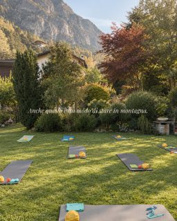 𝐒𝐭𝐞𝐧𝐝𝐞𝐫𝐞 𝐮𝐧 𝐭𝐚𝐩𝐩𝐞𝐭𝐢𝐧𝐨 𝐬𝐮𝐥𝐥'𝐞𝐫𝐛𝐚.Sentire il fresco del mattino.Respirare mentre intorno settembre comincia piano piano a cambiare colore.Questo fine settimana il nostro giardino è diventato così.Un luogo in cui muoversi, fermarsi, ascoltarsi.E poi ritrovarsi intorno a un tavolo, senza fretta.Forse la montagna, in questa stagione, è bella anche per questo:𝐥𝐚𝐬𝐜𝐢𝐚 𝐩𝐢𝐮̀ 𝐬𝐩𝐚𝐳𝐢𝐨.Al corpo.Al respiro.Alle persone.Grazie a Elly, a Sandro e alle allieve di @ipilates_reggio_emilia per aver portato qui il loro ritmo. 🤎𝑬 𝒕𝒖, 𝒄𝒐𝒔𝒂 𝒇𝒂𝒓𝒆𝒔𝒕𝒊 𝒄𝒐𝒏 𝒖𝒏 𝒑𝒐' 𝒅𝒊 𝒔𝒑𝒂𝒛𝒊𝒐 𝒊𝒏 𝒑𝒊𝒖̀ 𝒏𝒆𝒍𝒍𝒆 𝒕𝒖𝒆 𝒈𝒊𝒐𝒓𝒏𝒂𝒕𝒆?#maisondutaàa #valledaosta #anteysaintandré #vitadimontagna #montagnaautentica #slowliving #turismolento #ospitalitàautentica #casaconanima #tempopersé #benesserenellanatura #pilates #pilatesretreat #retreatitalia #naturaebenessere #pilatesreggioemilia #metodopilates