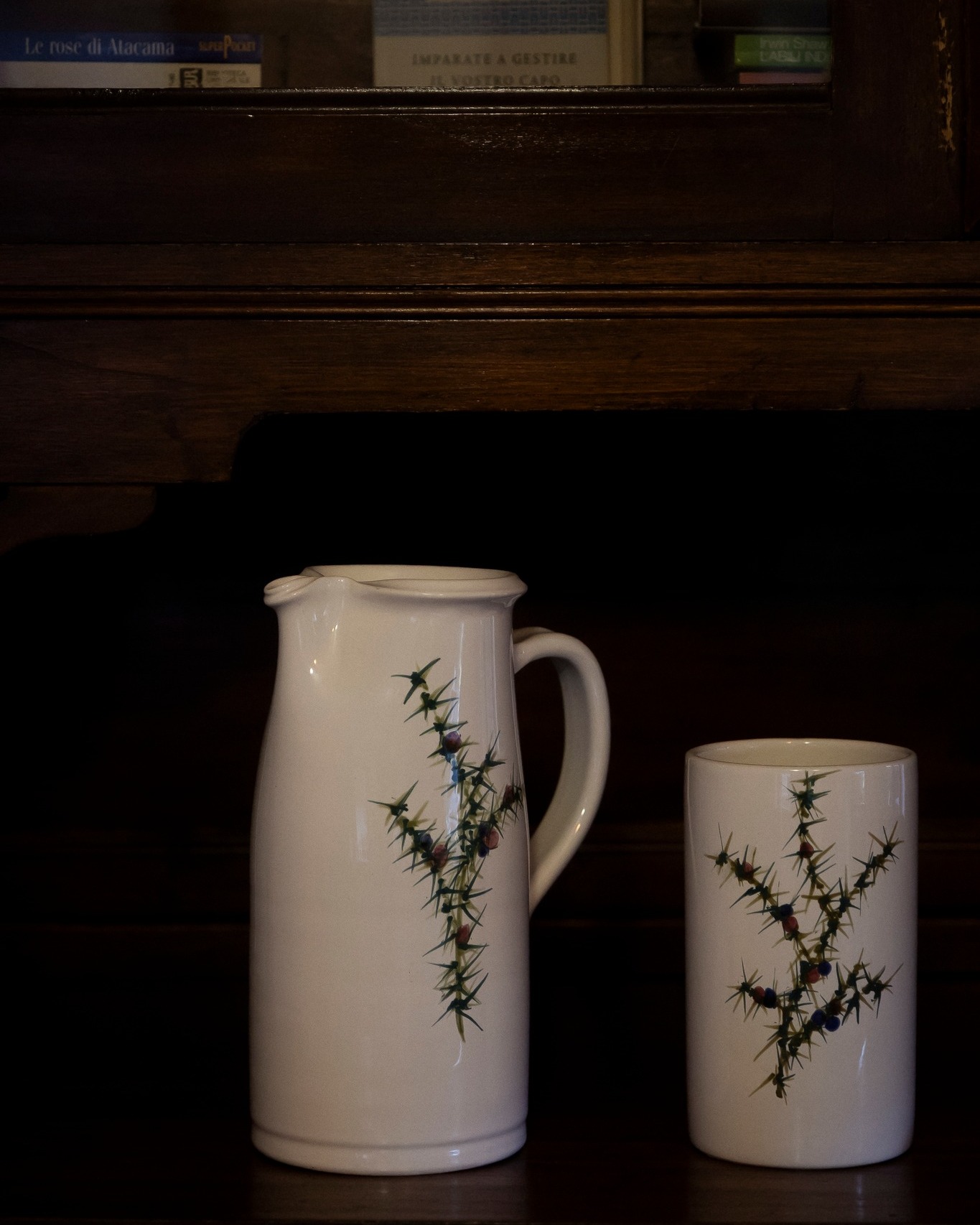 𝐂𝐢 𝐬𝐨𝐧𝐨 𝐝𝐞𝐭𝐭𝐚𝐠𝐥𝐢 𝐜𝐡𝐞 𝐟𝐚𝐧𝐧𝐨 𝐬𝐞𝐧𝐭𝐢𝐫𝐞 𝐚 𝐜𝐚𝐬𝐚.Una brocca di ceramica.Un bicchiere con lo stesso piccolo disegno.Qualche libro, il legno scuro di un mobile.Oggetti che forse non noteresti subito.Eppure sono proprio queste presenze a dare carattere a una stanza.A Maison du Tatà ci piace pensare che accogliere significhi anche questo: lasciare spazio alle piccole cose, a quelle che rendono una casa diversa da tutte le altre.Perché sentirsi a casa, a volte, comincia ancora prima di appoggiare la valigia.𝑬 𝒕𝒖? 𝑸𝒖𝒂𝒍 𝒆̀ 𝒒𝒖𝒆𝒍 𝒑𝒊𝒄𝒄𝒐𝒍𝒐 𝒐𝒈𝒈𝒆𝒕𝒕𝒐 𝒄𝒉𝒆 𝒓𝒆𝒏𝒅𝒆 𝒔𝒖𝒃𝒊𝒕𝒐 𝒖𝒏 𝒍𝒖𝒐𝒈𝒐 𝒑𝒊𝒖̀ 𝒇𝒂𝒎𝒊𝒍𝒊𝒂𝒓𝒆 𝒂𝒊 𝒕𝒖𝒐𝒊 𝒐𝒄𝒄𝒉𝒊?#maisondutatà #anteysaintandré #valledaosta #ospitalitàautentica #dettaglidicasa #casaconanima