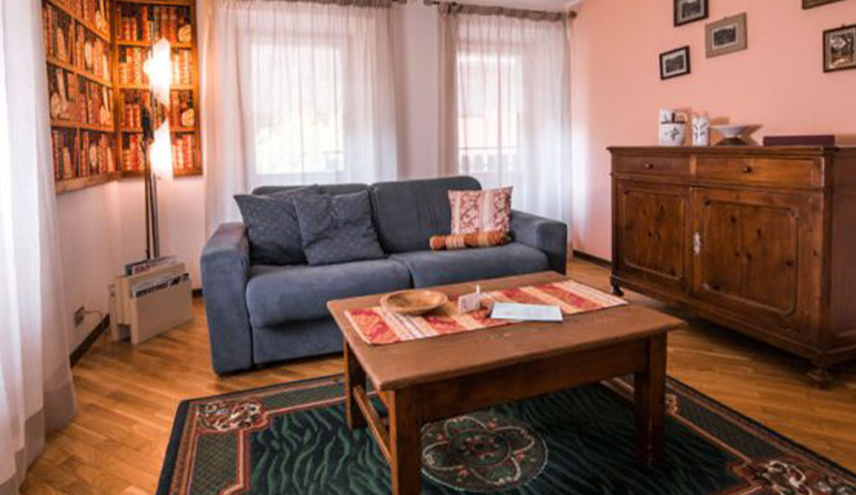 appartamento vacanze rododendro salotto con divano e tavolino