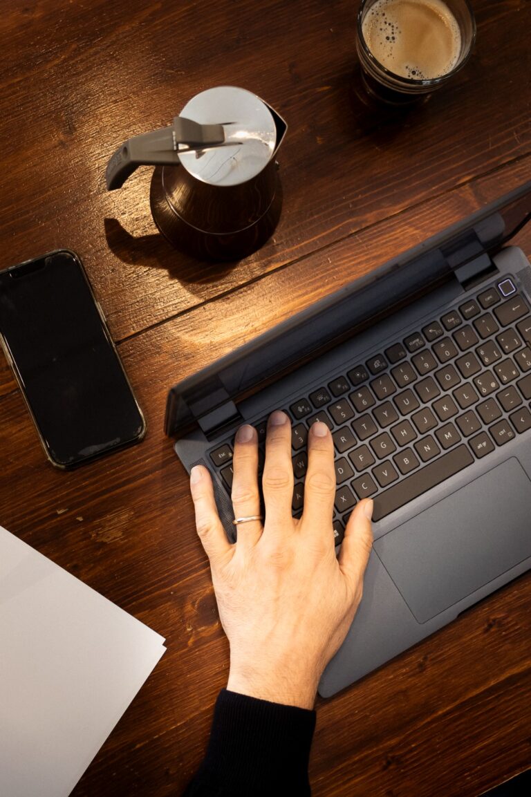 scrivania con pc e tazza di caffè