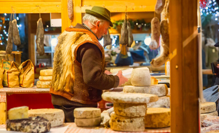 stand di un mercatino con formaggi esposti