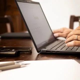 𝗜𝗹 𝘃𝗲𝗿𝗼 𝗹𝘂𝘀𝘀𝗼,𝗾𝘂𝗮𝗻𝗱𝗼 𝗹𝗮𝘃𝗼𝗿𝗶,𝗲̀ 𝗶𝗹 𝘀𝗶𝗹𝗲𝗻𝘇𝗶𝗼.Non sempre il problema è il lavoro.A volte è il rumore che lo circonda.A Maison du Tatà il silenzio non è assenza,è spazio per concentrarsi meglio.👉 𝗧𝘂 𝗱𝗼𝘃𝗲 𝗿𝗶𝗲𝘀𝗰𝗶 𝗱𝗮𝘃𝘃𝗲𝗿𝗼 𝗮 𝗹𝗮𝘃𝗼𝗿𝗮𝗿𝗲 𝗶𝗻 𝗽𝗮𝗰𝗲? #MaisonDuTatà #ComfortRitrovato #CuraDelDettaglio #LussoDiscreto #AnimaDiCasa#SilenzioBuono #VivereLento #RitmoGiusto #CasaCheAccoglie#TempoPerSé #LavorareInSilenzio #WorkWithCalm #SpazioPerConcentrarsi#ValleDAosta #AostaValley #AnteySaintAndre