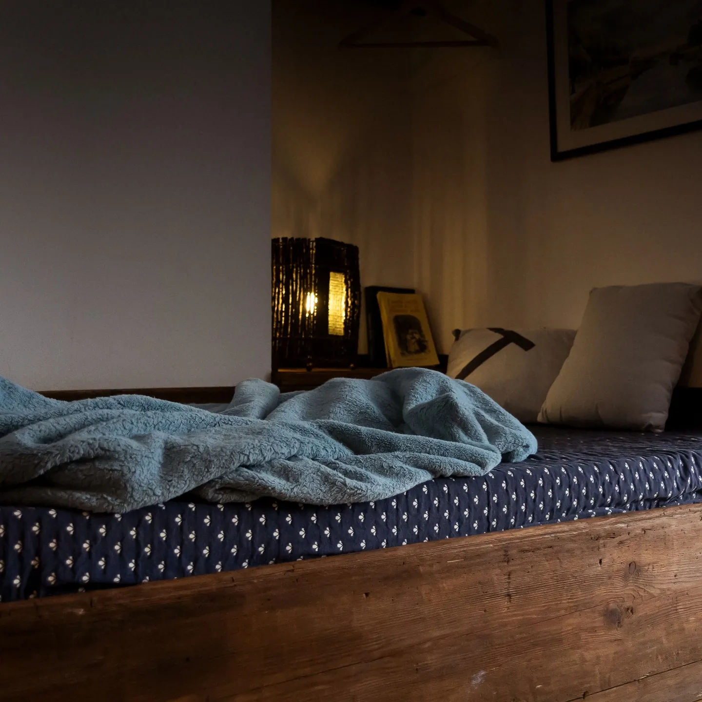 𝗖𝗶 𝘀𝗼𝗻𝗼 𝗹𝗲𝘁𝘁𝗶 𝗰𝗵𝗲 𝗳𝗮𝗻𝗻𝗼 𝗱𝗼𝗿𝗺𝗶𝗿𝗲.𝗘 𝗽𝗼𝗶 𝗰𝗶 𝘀𝗼𝗻𝗼 𝗾𝘂𝗲𝗹𝗹𝗶 𝗰𝗵𝗲 𝘁𝗶 𝗳𝗮𝗻𝗻𝗼 𝘀𝗲𝗻𝘁𝗶𝗿𝗲 𝗮 𝗰𝗮𝘀𝗮.Gennaio &egrave; fatto di silenzi pi&ugrave; lunghi, di luci morbide, di rientri lenti dopo il freddo.&Egrave; il mese in cui il corpo chiede calore, e l&rsquo;anima chiede cura.Qui, tra legno antico, tessuti naturali e una luce che non ha fretta, il riposo diventa qualcosa di pi&ugrave; di una pausa.Diventa una sensazione che resta.&ldquo;Un piccolo pezzo di paradiso.Ci siamo sentiti coccolati.&rdquo;&mdash; AlessiaForse &egrave; questo che cerchiamo davvero quando scegliamo 𝘂𝗻 𝗮𝗽𝗽𝗮𝗿𝘁𝗮𝗺𝗲𝗻𝘁𝗼 𝘃𝗮𝗰𝗮𝗻𝘇𝗮 𝗶𝗻 𝗩𝗮𝗹𝗹𝗲 𝗱&rsquo;𝗔𝗼𝘀𝘁𝗮:non solo un posto dove dormire,ma un luogo che sappia accoglierci, in punta di piedi.𝗜𝗹 𝗰𝗮𝗹𝗼𝗿𝗲 𝗻𝗼𝗻 𝗲̀ 𝘂𝗻 𝘀𝗲𝗿𝘃𝗶𝘇𝗶𝗼.𝗘̀ 𝘂𝗻𝗮 𝗽𝗿𝗲𝘀𝗲𝗻𝘇𝗮.#MaisonDuTat&agrave; #AnimaDiFamiglia #CuraCheAccoglie#LussoDiscreto #RitornoAlNido #CaloreDomestico #DormireBene #RiposoAutentico#ValleDAostaAutentica #VivereLaMontagna #MontagnaCheAccoglie