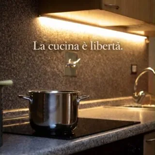 𝗟𝗮 𝗰𝘂𝗰𝗶𝗻𝗮 𝗲̀ 𝗹𝗶𝗯𝗲𝗿𝘁𝗮̀.Nessun orario da rispettare.Nessuna colazione da rincorrere.Solo una cucina che ti aspetta,quando hai voglia.E quando no, resta lì. In silenzio.𝐿𝑎 𝑣𝑒𝑟𝑎 𝑣𝑎𝑐𝑎𝑛𝑧𝑎 𝑒̀ 𝑑𝑒𝑐𝑖𝑑𝑒𝑟𝑒 𝑑𝑎 𝑠𝑜𝑙𝑖.𝗦𝗲 𝗽𝗲𝗿 𝘁𝗲 𝗹𝗮 𝗹𝗶𝗯𝗲𝗿𝘁𝗮̀ 𝗽𝗮𝘀𝘀𝗮 𝗮𝗻𝗰𝗵𝗲 𝗱𝗮 𝗾𝘂𝗶,𝗳𝗼𝗿𝘀𝗲 𝗵𝗮𝗶 𝘁𝗿𝗼𝘃𝗮𝘁𝗼 𝗶𝗹 𝗽𝗼𝘀𝘁𝗼 𝗴𝗶𝘂𝘀𝘁𝗼.#maisondutatà #tatàexperience #lacucinaèlibertà #vacanzalenta #sentirsicasa #cucinacomecasa #tempochescelgo #ospitalitàautentica #vivereconlentezza #slowtravelitalia #ritualiquotidiani