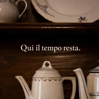 𝐐𝐮𝐞𝐬𝐭𝐚 𝐦𝐚𝐭𝐭𝐢𝐧𝐚 𝐚𝐥𝐜𝐮𝐧𝐞 𝐜𝐨𝐬𝐞 𝐧𝐨𝐧 𝐞𝐫𝐚𝐧𝐨 𝐭𝐨𝐫𝐧𝐚𝐭𝐞 𝐚𝐥 𝐥𝐨𝐫𝐨 𝐩𝐨𝐬𝐭𝐨.Una sedia leggermente spostata.Un libro rimasto aperto.Oggetti che hanno gi&agrave; fatto il loro gesto.Qui capiamo che qualcosa &egrave; successo.Non perch&eacute; lo raccontiamo,ma perch&eacute; &egrave; rimasto.Il valore non sta nel momento che passa,ma nelle tracce che continua a lasciare.𝑸𝒖𝒊 𝒊𝒍 𝒕𝒆𝒎𝒑𝒐 𝒏𝒐𝒏 𝒔𝒊 𝒄𝒐𝒏𝒔𝒖𝒎𝒂.𝑹𝒆𝒔𝒕𝒂.#maisondutata #iltemporesta #traccedivita #luoghisilenziosi #gestichesono #abitareconlentezza#ospitalit&agrave;consapevole #memoriadeiluoghi #luxuryslow #relazionisilenziose #aostavalley #valledaosta