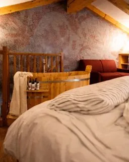 𝐐𝐮𝐢 𝐧𝐨𝐧 𝐬𝐢 𝐯𝐞𝐝𝐞 𝐜𝐨𝐬𝐚 𝐞̀ 𝐬𝐭𝐚𝐭𝐨 𝐟𝐚𝐭𝐭𝐨.𝐒𝐢 𝐢𝐧𝐭𝐮𝐢𝐬𝐜𝐞 𝐜𝐡𝐞 𝐪𝐮𝐚𝐥𝐜𝐨𝐬𝐚 𝐞̀ 𝐬𝐮𝐜𝐜𝐞𝐬𝐬𝐨.Un piano &egrave; pronto.Una tavola &egrave; apparecchiata.Gli oggetti sono al loro posto,come dopo un gesto che non ha avuto bisogno di essere raccontato.Qui il fare non &egrave; mai in scena.Resta nei dettagli.Nell&rsquo;ordine imperfetto.Nel tempo che &egrave; passatoe ha lasciato una traccia leggera.&Egrave; un fare silenzioso.Condiviso.Che non chiede attenzione.Qui il fare non ha bisogno di essere mostrato.Basta che resti.💬 𝑺𝒂𝒍𝒗𝒂 𝒒𝒖𝒆𝒔𝒕𝒐 𝒑𝒐𝒔𝒕 𝒔𝒆 𝒂𝒎𝒊 𝒈𝒍𝒊 𝒔𝒑𝒂𝒛𝒊 𝒄𝒉𝒆 𝒓𝒂𝒄𝒄𝒐𝒏𝒕𝒂𝒏𝒐𝒔𝒆𝒏𝒛𝒂 𝒔𝒑𝒊𝒆𝒈𝒂𝒓𝒆.#MaisonDuTat&agrave; #AccoglienzaAutentica #LussoDiscreto #InterniVissuti #CasaCheAccoglie #AbitareConCura #FareInsieme #GestiSilenziosi #CuraCondivisa #SpaziCheRaccontano #TempoCheResta #AostaValley #ValleDAosta