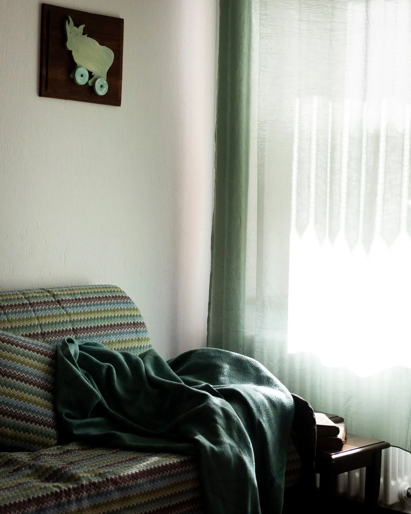 𝐇𝐨 𝐟𝐢𝐧𝐚𝐥𝐦𝐞𝐧𝐭𝐞 𝐜𝐚𝐩𝐢𝐭𝐨 𝐜𝐨𝐬𝐚 𝐜𝐞𝐫𝐜𝐚𝐯𝐚𝐧𝐨 𝐝𝐚𝐯𝐯𝐞𝐫𝐨 𝐥𝐞 𝐩𝐞𝐫𝐬𝐨𝐧𝐞 𝐜𝐡𝐞 𝐩𝐫𝐞𝐧𝐨𝐭𝐚𝐯𝐚𝐧𝐨 𝐪𝐮𝐢 𝐬𝐨𝐥𝐨 𝐪𝐮𝐚𝐧𝐝𝐨 𝐚𝐛𝐛𝐢𝐚𝐦𝐨 𝐬𝐦𝐞𝐬𝐬𝐨 𝐝𝐢 𝐜𝐡𝐢𝐞𝐝𝐞𝐫𝐥𝐨.All'inizio, quando qualcuno arrivava, avevo sempre delle proposte: 𝐶'𝑒̀ 𝑢𝑛 𝑠𝑒𝑛𝑡𝑖𝑒𝑟𝑜 𝑏𝑒𝑙𝑙𝑖𝑠𝑠𝑖𝑚𝑜, 𝑣𝑖 𝑑𝑜 𝑙𝑎 𝑚𝑎𝑝𝑝𝑎?𝐷𝑜𝑚𝑎𝑛𝑖 𝑐'𝑒̀ 𝑚𝑒𝑟𝑐𝑎𝑡𝑜 𝑖𝑛 𝑝𝑎𝑒𝑠𝑒, 𝑣𝑜𝑙𝑒𝑡𝑒 𝑎𝑛𝑑𝑎𝑟𝑐𝑖?𝑃𝑜𝑠𝑠𝑜 𝑝𝑟𝑒𝑛𝑜𝑡𝑎𝑟𝑣𝑖 𝑢𝑛 𝑟𝑖𝑠𝑡𝑜𝑟𝑎𝑛𝑡𝑒 𝑝𝑒𝑟 𝑠𝑡𝑎𝑠𝑒𝑟𝑎?E vedevo che annuivano, sorridevano, ma c'era qualcosa di stanco in quegli occhi. Finch&eacute; un'ospite mi ha detto: 𝑆𝑎𝑖, 𝑠𝑜𝑛𝑜 𝑣𝑒𝑛𝑢𝑡𝑎 𝑞𝑢𝑖 𝑝𝑟𝑜𝑝𝑟𝑖𝑜 𝑝𝑒𝑟 𝑛𝑜𝑛 𝑓𝑎𝑟𝑒 𝑛𝑖𝑒𝑛𝑡𝑒!In quel momento ho capito: le persone non vengono qui per aggiungere. Vengono per togliere. Togliere programmi. Togliere obblighi. Togliere quella voce interna che dice "stai sprecando tempo."Qui si viene per restare. Restare un po' di pi&ugrave; a tavola dopo colazione. Restare in silenzio davanti alla finestra. Restare dentro un pensiero che non aveva fretta.C'&egrave; solo tempo che rallenta. E quando il tempo rallenta, anche noi torniamo al nostro passo naturale. Quello che avevamo dimenticato di avere.Da allora, quando qualcuno arriva, non chiedo pi&ugrave; 𝑐𝑜𝑠𝑎 𝑣𝑜𝑙𝑒𝑡𝑒 𝑓𝑎𝑟𝑒?Chiedo: 𝐷𝑖 𝑐𝑜𝑠𝑎 𝑎𝑣𝑒𝑡𝑒 𝑏𝑖𝑠𝑜𝑔𝑛𝑜 𝑝𝑒𝑟 𝑟𝑖𝑝𝑜𝑠𝑎𝑟𝑒 𝑑𝑎𝑣𝑣𝑒𝑟𝑜?𝑬 𝒕𝒖? 𝑸𝒖𝒂𝒏𝒅𝒐 𝒆̀ 𝒔𝒕𝒂𝒕𝒂 𝒍'𝒖𝒍𝒕𝒊𝒎𝒂 𝒗𝒐𝒍𝒕𝒂 𝒄𝒉𝒆 𝒕𝒊 𝒔𝒆𝒊 𝒅𝒂𝒕𝒐 𝒊𝒍 𝒑𝒆𝒓𝒎𝒆𝒔𝒔𝒐 𝒅𝒊 𝒔𝒕𝒂𝒓𝒆?𝑺𝒂𝒍𝒗𝒂 𝒒𝒖𝒆𝒔𝒕𝒐 𝒑𝒐𝒔𝒕 𝒑𝒆𝒓 𝒒𝒖𝒂𝒏𝒅𝒐 𝒔𝒆𝒏𝒕𝒊 𝒄𝒉𝒆 𝒉𝒂𝒊 𝒃𝒊𝒔𝒐𝒈𝒏𝒐 𝒅𝒊 𝒓𝒂𝒍𝒍𝒆𝒏𝒕𝒂𝒓𝒆. 𝑬 𝒔𝒆 𝒒𝒖𝒆𝒍 𝒎𝒐𝒎𝒆𝒏𝒕𝒐 𝒆̀ 𝒂𝒅𝒆𝒔𝒔𝒐 𝒔𝒄𝒓𝒊𝒗𝒊𝒎𝒊/𝒍𝒊𝒏𝒌 𝒏𝒆𝒍𝒍𝒂 𝒃𝒊𝒐#MaisonDuTat&agrave; #AccoglienzaAutentica #TempoLento #LussoDiscreto #CasaCheAccoglie #ValleDAosta