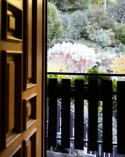 𝐍𝐨𝐧 𝐞̀ 𝐥𝐚 𝐩𝐫𝐢𝐦𝐚𝐯𝐞𝐫𝐚 𝐜𝐡𝐞 𝐜𝐚𝐦𝐛𝐢𝐚 𝐥𝐞 𝐜𝐨𝐬𝐞. 𝐄̀ 𝐥𝐚 𝐝𝐞𝐜𝐢𝐬𝐢𝐨𝐧𝐞 𝐝𝐢 𝐚𝐭𝐭𝐫𝐚𝐯𝐞𝐫𝐬𝐚𝐫𝐞 𝐮𝐧𝐚 𝐬𝐨𝐠𝐥𝐢𝐚.Ci sono momenti dell’anno in cui non serve fare di più.Serve scegliere diversamente.Marzo è questo.È il mese in cui capiscise continuerai a rimandareo se ti concederai finalmente una pausa vera.Maison du Tatà non è un posto dove scappare.È un posto dove scegliere.𝑬 𝒕𝒖, 𝒄𝒐𝒔𝒂 𝒔𝒕𝒂𝒊 𝒓𝒊𝒎𝒂𝒏𝒅𝒂𝒏𝒅𝒐?𝑺𝒆 𝒔𝒆𝒏𝒕𝒊 𝒄𝒉𝒆 𝒆̀ 𝒊𝒍 𝒎𝒐𝒎𝒆𝒏𝒕𝒐 𝒈𝒊𝒖𝒔𝒕𝒐, 𝒔𝒄𝒓𝒊𝒗𝒊𝒎𝒊.#MaisonDuTata #MaisonDuTatà #ValleDAosta #AostaValley #AnteySaintAndre #Tempolento #SlowLivingItaly #SlowTravel #RitmiLenti #LussoDiscreto #MontagnaItaliana #MontagnaVera #VivereLaMontagna #AlpiItaliane #OspitalitàAutentica #LuoghiDellAnima #CaseConStoria #RifugioDiMontagna