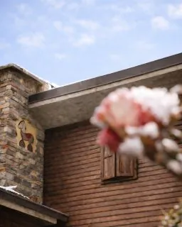 𝐌𝐚𝐫𝐳𝐨 𝐢𝐧 𝐦𝐨𝐧𝐭𝐚𝐠𝐧𝐚 𝐧𝐨𝐧 𝐞̀ 𝐚𝐧𝐜𝐨𝐫𝐚 𝐩𝐫𝐢𝐦𝐚𝐯𝐞𝐫𝐚.È il tempo lento tra due stagioni.La neve che si ritira piano dai tetti.La luce che torna a scaldare il legno delle case.Non è il momento delle promesse.È il momento delle radici.Qui intorno, tutto ricomincia senza fretta.La montagna lo sa da sempre.E forse è proprio per questo che chi arriva quiricomincia anche lui.#maisondutata #montagnavera #viverelemontagne #montagnaitaliana #tempolento #ritmolento #ospitalitàautentica #luxurysimplicity #naturaevita#rifugiodeltempo