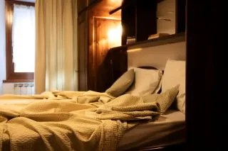 𝐒𝐞 𝐭𝐮 𝐩𝐨𝐭𝐞𝐬𝐬𝐢 𝐬𝐜𝐞𝐠𝐥𝐢𝐞𝐫𝐞, 𝐚𝐝𝐞𝐬𝐬𝐨...preferiresti un weekend pieno di cose da fareo due giorni senza nessuna agenda?Non è solo una domanda.È il modo in cui sceglidi attraversare la primavera.(quella fuorie quella dentro)𝑹𝒂𝒄𝒄𝒐𝒏𝒕𝒂𝒎𝒆𝒍𝒐 𝒏𝒆𝒊 𝒄𝒐𝒎𝒎𝒆𝒏𝒕𝒊.#MaisonDuTatà #DomandeCheRestano #WeekendLento #ViverePiano #TempoPerTe #RallentareQui #MontagnaCheAccoglie #ValleDAosta