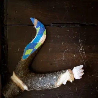 𝐌𝐀𝐑𝐙𝐎 𝐈𝐍 𝐕𝐀𝐋𝐋𝐄 𝐃’𝐀𝐎𝐒𝐓𝐀una guida onestaTe lo dico subito:non è ancora primavera piena.Ed è proprio questo il punto.𝐂𝐨𝐬𝐚 𝐚𝐬𝐩𝐞𝐭𝐭𝐚𝐫𝐭𝐢:🌡️ Aria fresca al mattino,sole che scalda a mezzogiorno❄️ La neve resta in alto,ma a valle inizia a lasciare spazio🌱 I primi fiori spuntano piano(il resto sta arrivando)🥾 I sentieri si riapronocon un po’ di fango qua e là☀️ La luce cambiae le giornate si allungano𝐂𝐨𝐬𝐚 𝐍𝐎𝐍 𝐚𝐬𝐩𝐞𝐭𝐭𝐚𝐫𝐭𝐢:❌ Prati fioriti❌ Caldo da t-shirt❌ Tutto perfettamente aperto𝑪𝒐𝒔𝒂 𝒑𝒐𝒕𝒓𝒆𝒔𝒕𝒊 𝒂𝒎𝒂𝒓𝒆:✓ Il vuoto(la montagna tutta per te)✓ L’aria che non punge piùma sveglia✓ Quel momento stranoin cui tutto sta cambiando✓ Il tempo più lento(e anche un po’ più conveniente)𝑀𝑎𝑟𝑧𝑜 𝑒̀ 𝑝𝑒𝑟 𝑐ℎ𝑖 𝑎𝑚𝑎𝑙𝑒 𝑠𝑡𝑎𝑔𝑖𝑜𝑛𝑖 𝑑𝑖 𝑚𝑒𝑧𝑧𝑜.Quelle imperfette.Ma terribilmente vere.A Maison du Tatàci sono ancora alcuni weekend liberi.𝑺𝒆 𝒕𝒊 𝒓𝒊𝒄𝒐𝒏𝒐𝒔𝒄𝒊 𝒊𝒏 𝒒𝒖𝒆𝒔𝒕𝒐 𝒎𝒐𝒎𝒆𝒏𝒕𝒐,📩 𝒔𝒄𝒓𝒊𝒗𝒊𝒎𝒊.#MaisonDuTatà #MarzoInMontagna #ValleDAosta #StagioniDiMezzo #ViverePiano #MontagnaCheAccoglie #TempoPerTe #SlowTravelItalia