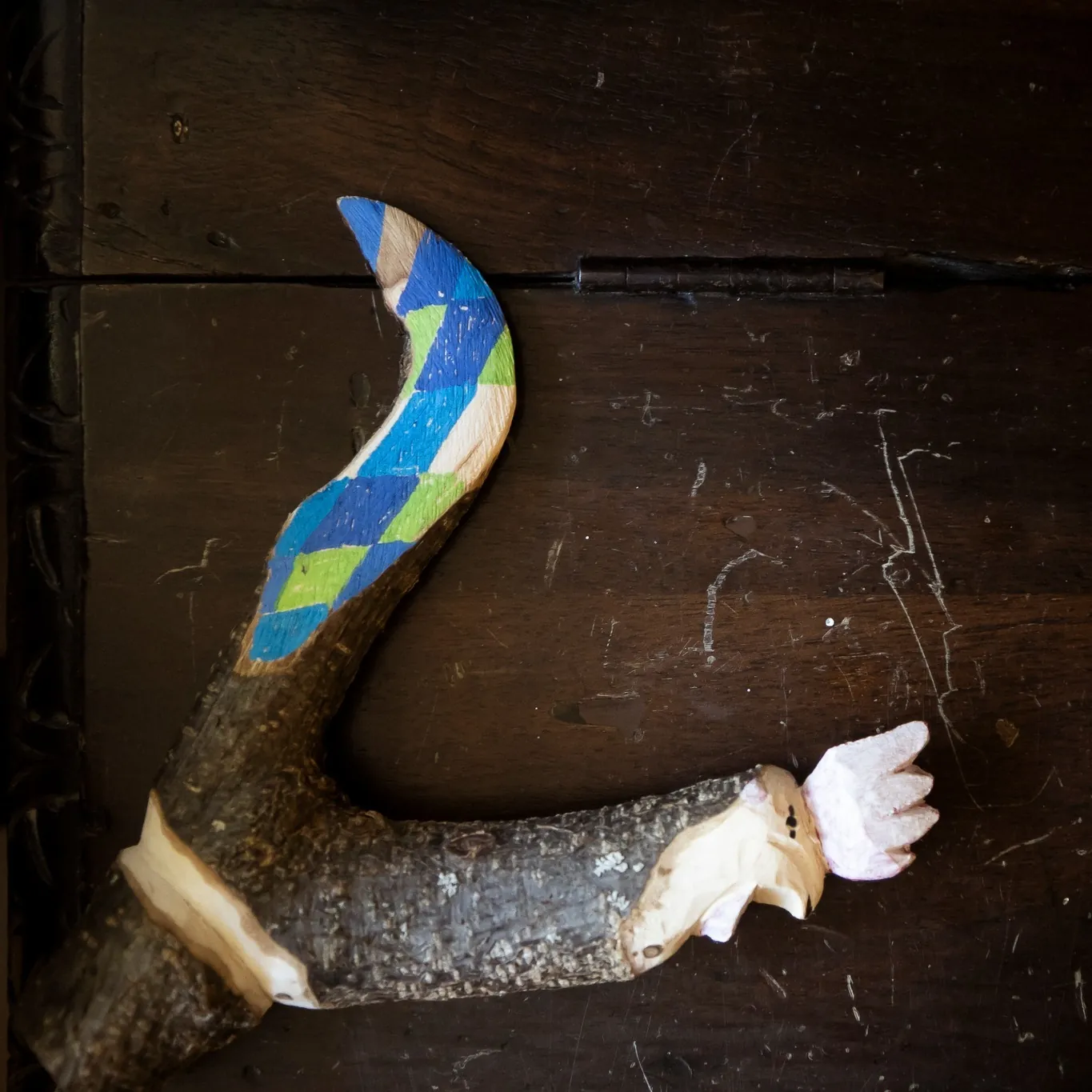 𝐌𝐀𝐑𝐙𝐎 𝐈𝐍 𝐕𝐀𝐋𝐋𝐄 𝐃&rsquo;𝐀𝐎𝐒𝐓𝐀una guida onestaTe lo dico subito:non &egrave; ancora primavera piena.Ed &egrave; proprio questo il punto.𝐂𝐨𝐬𝐚 𝐚𝐬𝐩𝐞𝐭𝐭𝐚𝐫𝐭𝐢:🌡️ Aria fresca al mattino,sole che scalda a mezzogiorno❄️ La neve resta in alto,ma a valle inizia a lasciare spazio🌱 I primi fiori spuntano piano(il resto sta arrivando)🥾 I sentieri si riapronocon un po&rsquo; di fango qua e l&agrave;☀️ La luce cambiae le giornate si allungano𝐂𝐨𝐬𝐚 𝐍𝐎𝐍 𝐚𝐬𝐩𝐞𝐭𝐭𝐚𝐫𝐭𝐢:❌ Prati fioriti❌ Caldo da t-shirt❌ Tutto perfettamente aperto𝑪𝒐𝒔𝒂 𝒑𝒐𝒕𝒓𝒆𝒔𝒕𝒊 𝒂𝒎𝒂𝒓𝒆:✓ Il vuoto(la montagna tutta per te)✓ L&rsquo;aria che non punge pi&ugrave;ma sveglia✓ Quel momento stranoin cui tutto sta cambiando✓ Il tempo pi&ugrave; lento(e anche un po&rsquo; pi&ugrave; conveniente)𝑀𝑎𝑟𝑧𝑜 𝑒̀ 𝑝𝑒𝑟 𝑐ℎ𝑖 𝑎𝑚𝑎𝑙𝑒 𝑠𝑡𝑎𝑔𝑖𝑜𝑛𝑖 𝑑𝑖 𝑚𝑒𝑧𝑧𝑜.Quelle imperfette.Ma terribilmente vere.A Maison du Tat&agrave;ci sono ancora alcuni weekend liberi.𝑺𝒆 𝒕𝒊 𝒓𝒊𝒄𝒐𝒏𝒐𝒔𝒄𝒊 𝒊𝒏 𝒒𝒖𝒆𝒔𝒕𝒐 𝒎𝒐𝒎𝒆𝒏𝒕𝒐,📩 𝒔𝒄𝒓𝒊𝒗𝒊𝒎𝒊.#MaisonDuTat&agrave; #MarzoInMontagna #ValleDAosta #StagioniDiMezzo #ViverePiano #MontagnaCheAccoglie #TempoPerTe #SlowTravelItalia