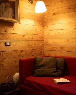 "𝐐𝐮𝐢 𝐡𝐨 𝐫𝐞𝐬𝐩𝐢𝐫𝐚𝐭𝐨 𝐩𝐞𝐫 𝐥𝐚 𝐩𝐫𝐢𝐦𝐚 𝐯𝐨𝐥𝐭𝐚 𝐝𝐚 𝐦𝐞𝐬𝐢."𝑀𝑒 𝑙'ℎ𝑎 𝑑𝑒𝑡𝑡𝑜 𝑆𝑎𝑟𝑎, 𝑖𝑒𝑟𝑖.Era arrivata venerdì sera, tesa.Con l'agenda mentale ancora piena.Sabato mattina l'ho vista dalla finestra:seduta in giardino con una tazza di tè.Guardava le montagne.Per un’ora.Ferma.Domenica, quando se n’è andata, mi ha abbracciata."Grazie per avermi lasciata tranquilla."Non le ho proposto niente.E non serviva.Qui succede questo.Una casa dove puoi fermartisenza sentirti in colpa.Nel carosello trovi i posti dove “non succede niente”:📖il divano dove Sara ha letto 200 pagine🌸 il giardino dove ha bevuto quel tè💤 il letto dove ha dormito 10 ore di fila𝑺𝒆 𝒔𝒆𝒏𝒕𝒊 𝒄𝒉𝒆 𝒂𝒏𝒄𝒉𝒆 𝒕𝒖 𝒉𝒂𝒊 𝒃𝒊𝒔𝒐𝒈𝒏𝒐 𝒅𝒊 𝒔𝒕𝒂𝒓𝒆,📩 𝒔𝒄𝒓𝒊𝒗𝒊𝒎𝒊.Marzo e aprile hanno ancora qualche weekend libero.E spesso chi arriva… torna.#MaisonDuTatà #RallentareQui #RiposoVero #TempoPerTe #Stare #ViverePiano #SilenzioCheCura #ValleDAosta #MontagnaCheAccoglie #WeekendInMontagna #SlowTravelItalia