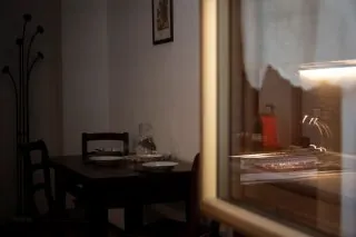 𝐐𝐮𝐢 𝐧𝐨𝐧 𝐝𝐞𝐯𝐢 𝐚𝐫𝐫𝐢𝐯𝐚𝐫𝐞 𝐬𝐮𝐛𝐢𝐭𝐨.La casa è pronta.La tavola anche.Ma nessuno ti chiede di entrare subito.Puoi entrare piano.Guardarti intorno.Restare un attimo sulla soglia.E accorgerti chenon devi fare niente.Solo iniziare a rallentare.𝐹𝑜𝑟𝑠𝑒 𝑒̀ 𝑞𝑢𝑒𝑠𝑡𝑜 𝑐ℎ𝑒 𝑚𝑎𝑛𝑐𝑎 𝑝𝑖𝑢̀ 𝑠𝑝𝑒𝑠𝑠𝑜.𝑨𝒏𝒄𝒉𝒆 𝒕𝒖 𝒔𝒆𝒏𝒕𝒊 𝒊𝒍 𝒃𝒊𝒔𝒐𝒈𝒏𝒐 𝒅𝒊 𝒖𝒏 𝒑𝒐𝒔𝒕𝒐 𝒄𝒐𝒔𝒊̀?