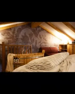 𝐋&rsquo;𝐞𝐬𝐭𝐚𝐭𝐞 𝐪𝐮𝐢 𝐢𝐧𝐢𝐳𝐢𝐚 𝐦𝐨𝐥𝐭𝐨 𝐩𝐫𝐢𝐦𝐚.Non a luglio.Non ad agosto.Ma nel momento in cui qualcuno decidedi tornare.Chi arriva a Maison du Tat&agrave; in estatespesso ha prenotato tra febbraio e aprile.Non perch&eacute; siamo sempre pieni.Ma perch&eacute; chi passa di qui una volta,poi sente il bisogno di tornare.Con anticipo.Per luglio e agosto,alcune settimane stanno gi&agrave; prendendo forma.Se stai pensando all&rsquo;estate,questo &egrave; il momento in cui le cosesi decidono davvero.📩 𝑺𝒆 𝒗𝒖𝒐𝒊, 𝒔𝒄𝒓𝒊𝒗𝒊𝒎𝒊 &ldquo;𝒆𝒔𝒕𝒂𝒕𝒆&rdquo;.𝑻𝒊 𝒓𝒂𝒄𝒄𝒐𝒏𝒕𝒐 𝒄𝒐𝒔𝒂 𝒔𝒊𝒈𝒏𝒊𝒇𝒊𝒄𝒂 𝒑𝒂𝒔𝒔𝒂𝒓𝒆 𝒒𝒖𝒂𝒍𝒄𝒉𝒆 𝒈𝒊𝒐𝒓𝒏𝒐 𝒒𝒖𝒊.𝑬 𝒄𝒂𝒑𝒊𝒂𝒎𝒐 𝒊𝒏𝒔𝒊𝒆𝒎𝒆 𝒔𝒆 𝒆̀ 𝒊𝒍 𝒑𝒐𝒔𝒕𝒐 𝒈𝒊𝒖𝒔𝒕𝒐 𝒑𝒆𝒓 𝒕𝒆.(𝑃𝑒𝑟 𝑐ℎ𝑖 𝑝𝑟𝑒𝑛𝑜𝑡𝑎 𝑒𝑛𝑡𝑟𝑜 𝑖𝑙 31 𝑚𝑎𝑟𝑧𝑜:𝑢𝑛 𝑝𝑖𝑐𝑐𝑜𝑙𝑜 𝑣𝑎𝑛𝑡𝑎𝑔𝑔𝑖𝑜 𝑝𝑒𝑟 𝑠𝑜𝑔𝑔𝑖𝑜𝑟𝑛𝑖 𝑑𝑖 𝑎𝑙𝑚𝑒𝑛𝑜 5 𝑛𝑜𝑡𝑡𝑖.)𝐆𝐢𝐮𝐠𝐧𝐨 𝐞 𝐬𝐞𝐭𝐭𝐞𝐦𝐛𝐫𝐞, 𝐢𝐧𝐯𝐞𝐜𝐞,𝐬𝐨𝐧𝐨 𝐦𝐞𝐬𝐢 𝐩𝐢𝐮̀ 𝐬𝐢𝐥𝐞𝐧𝐳𝐢𝐨𝐬𝐢.Con pi&ugrave; spazio.E una bellezza diversa.(𝑻𝒆 𝒍𝒐 𝒅𝒊𝒄𝒐 𝒅𝒂 𝒄𝒉𝒊 𝒗𝒊𝒗𝒆 𝒒𝒖𝒊.)#MaisonDuTat&agrave; #EstateInMontagna #ValleDAosta #VacanzeLente #TempoPerTe #RallentareQui #MontagnaCheAccoglie #PrenotarePerTempo