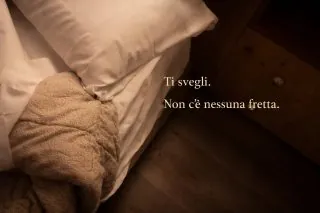 𝐍𝐨𝐧 𝐜&rsquo;𝐞̀ 𝐮𝐧 𝐩𝐫𝐨𝐠𝐫𝐚𝐦𝐦𝐚.Non ci sono orari da seguire.La giornata prende forma da sola,a partire da cose semplici.E spesso &egrave; proprio questo che mancava.𝑻𝒊 𝒄𝒊 𝒗𝒆𝒅𝒊?#maisondutata #casadifamiglia #ospitalitaautentica#valledaosta #aostavalley #cervinia #ritmolento #slowlivingitaly #tempopert&egrave; #vivereconcalma#starebene #spaziveri