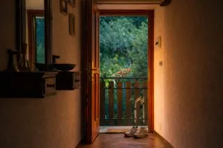 𝐋𝐚𝐬𝐜𝐢 𝐥𝐚 𝐩𝐨𝐫𝐭𝐚 𝐚𝐩𝐞𝐫𝐭𝐚.Esci un momento,poi rientri.Ti siedi, ti alzi, cambi idea.Qui non devi ottimizzare il tempo.Puoi anche sprecarlo.Ed &egrave; la cosa pi&ugrave; rara che c&rsquo;&egrave;.𝑺𝒆 𝒔𝒆𝒏𝒕𝒊 𝒊𝒍 𝒃𝒊𝒔𝒐𝒈𝒏𝒐 𝒅𝒊 𝒇𝒆𝒓𝒎𝒂𝒓𝒕𝒊,𝒔𝒄𝒓𝒊𝒗𝒊𝒎𝒊.#maisondutata #casadifamiglia #ospitalit&agrave;autentica #nonunhotel #abitareunluogo#portaaperta #entrareuscire #tempolibero #nessunprogramma #ritmilenti#spaziveri #sentirsiacasa #silenzioebuono #tempoprezioso #lasciareandare#valledaosta #montagnavera #vivereinmontagna