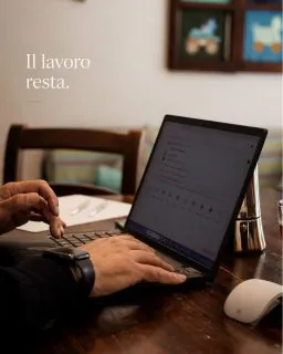 𝐍𝐨𝐧 𝐞̀ 𝐪𝐮𝐞𝐬𝐭𝐢𝐨𝐧𝐞 𝐝𝐢 𝐬𝐦𝐞𝐭𝐭𝐞𝐫𝐞 𝐝𝐢 𝐥𝐚𝐯𝐨𝐫𝐚𝐫𝐞.Apri il computer.Fai le stesse cose di sempre.Rispondi, scrivi, organizzi.Ma qualcosa &egrave; diverso.Qui le giornate hanno un ritmo pi&ugrave; lento.E anche il lavoro cambia peso.#maisondutata #tempolento #ritmolento #viverequi#worklifebalance #lavoraredaovunque #smartworkingitalia#tempopervoi #viaggiolento #ritrovareiltempo#valledaosta #anteysaintandr&eacute;