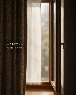 𝐒𝐭𝐚𝐧𝐨𝐭𝐭𝐞 𝐡𝐚 𝐩𝐢𝐨𝐯𝐮𝐭𝐨 .Di quelle piogge di montagna che fanno chiudere le finestre all&rsquo;improvvisoe poi lasciano l&rsquo;aria completamente diversa.Stamattina il giardino era ancora bagnato.Le sedie umide.Il bosco pieno di odore di terra e foglie.Qualcuno &egrave; uscito presto con il caff&egrave; in mano.Qualcun altro &egrave; rimasto dentro ancora un po&rsquo;.Sono momenti piccoli.Ma forse &egrave; proprio cos&igrave; che certi posti iniziano a restarti addosso.𝑨𝒏𝒄𝒉𝒆 𝒕𝒖 𝒉𝒂𝒊 𝒖𝒏 𝒐𝒅𝒐𝒓𝒆 𝒄𝒉𝒆 𝒕𝒊 𝒇𝒂 𝒔𝒆𝒏𝒕𝒊𝒓𝒆 𝒔𝒖𝒃𝒊𝒕𝒐 𝒅𝒂 𝒒𝒖𝒂𝒍𝒄𝒉𝒆 𝒑𝒂𝒓𝒕𝒆?#maisondutat&agrave; #tempolento #lussodiscreto #silenziochecura #profumoditerra#ritrovareiltempo #curadeidettagli #casalontanodacasa #valledaosta#anteysaintandr&eacute; #slowlivingitalia #momentisemplici