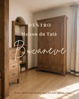 𝐃𝐄𝐍𝐓𝐑𝐎 𝐌𝐀𝐈𝐒𝐎𝐍 𝐃𝐔 𝐓𝐀𝐓𝐀̀𝐁𝐮𝐜𝐚𝐧𝐞𝐯𝐞Prima ancora che esistesse Maison du Tat&agrave;, c'era gi&agrave; qualcuno che apriva la porta ai viaggiatori.Bucaneve &egrave; uno dei primi piccoli appartamenti che nostro nonno Mario adatt&ograve; per accogliere i turisti.All'epoca, al piano terra della casa, gestiva il suo bazar e il primo distributore di benzina della Valtournenche.La casa cambiava con il tempo, ma continuava a fare ci&ograve; che aveva sempre fatto: accogliere.Ancora oggi Bucaneve conserva quella stessa semplicit&agrave;.&Egrave; il nostro appartamento pi&ugrave; raccolto, perfetto per una coppia, per due amici o per chi viaggia con il proprio cane.E custodisce ancora alcuni mobili appartenuti ai nostri bisnonni paterni: la cassettiera e il grande armadio.Per noi non sono semplici arredi.Sono un modo silenzioso per far continuare a vivere la storia della nostra famiglia, insieme a quella di chi oggi sceglie Maison du Tat&agrave;.𝑸𝒖𝒂𝒏𝒅𝒐 𝒆𝒏𝒕𝒓𝒊 𝒊𝒏 𝒖𝒏𝒂 𝒄𝒂𝒔𝒂, 𝒄𝒐𝒔𝒂 𝒕𝒊 𝒇𝒂 𝒔𝒆𝒏𝒕𝒊𝒓𝒆 𝒅𝒂𝒗𝒗𝒆𝒓𝒐 𝒊𝒍 𝒃𝒆𝒏𝒗𝒆𝒏𝒖𝒕𝒐?#maisondutat&agrave; #dentromaisondutat&agrave; #bucaneve #casadifamiglia #slowliving #ospitalit&agrave;autentica #curadeidettagli #mobiliantichi #storiedicasa #valdosta #anteysaintandr&eacute; #appartamentivacanza #montagnaitaliana #caseconanima #viaggiareconlentezza #homeinspiration #legnoantico #famiglianavillod